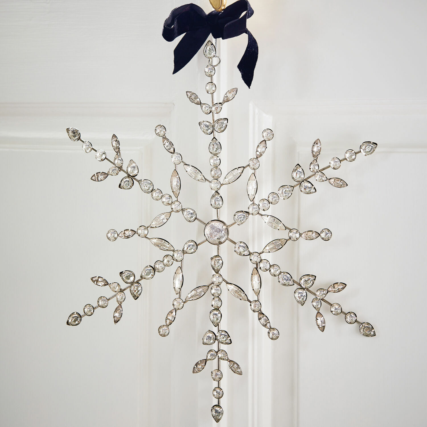 Decorazione da appendere Loella Stella di neve decorativa in cristalli trasparenti su struttura metallica con fiocco nero
