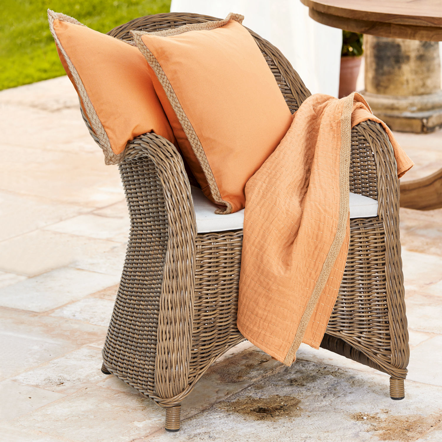 Poltrona Kerun Poltrona in rattan con cuscini e coperta arancione per terrazza o giardino