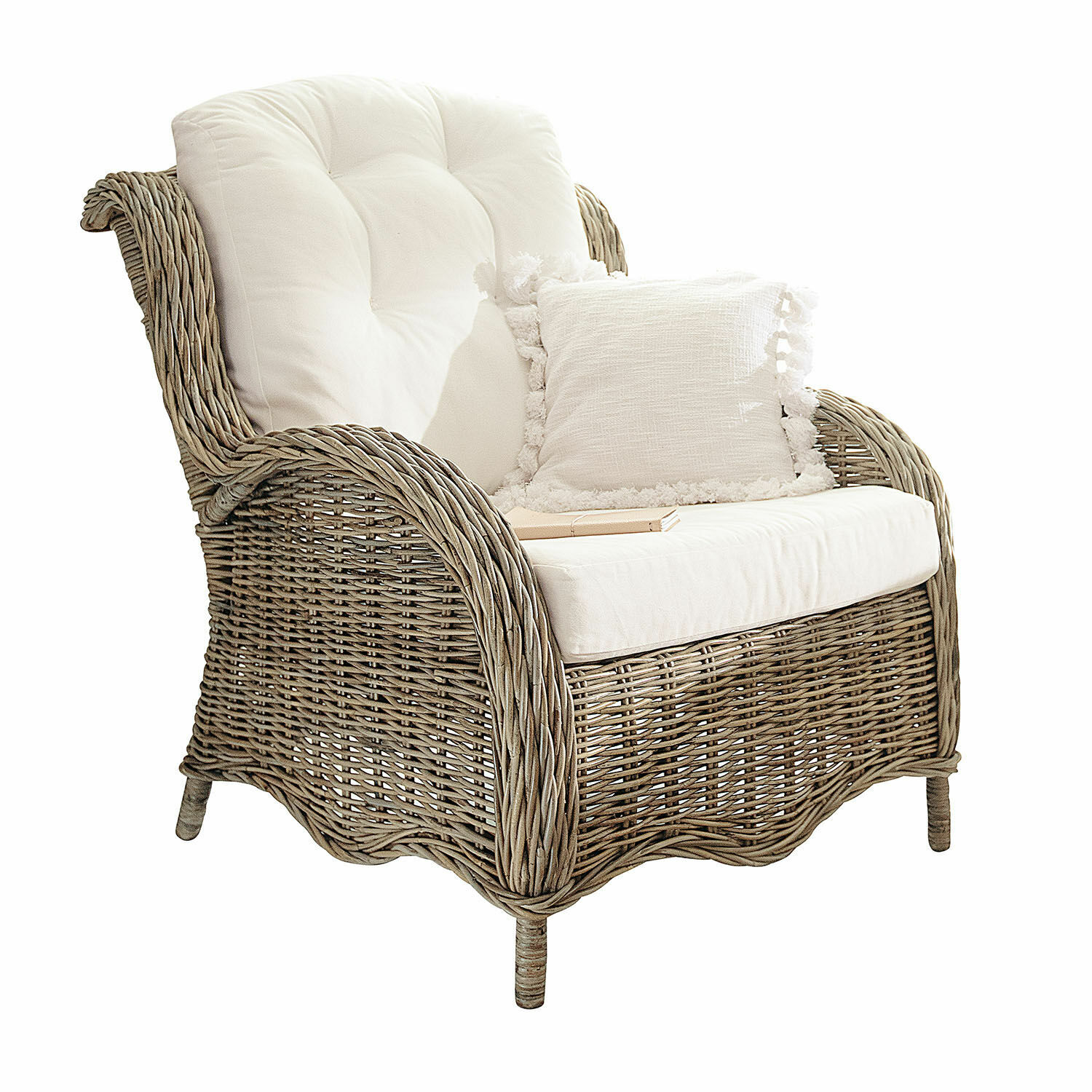 Poltrona Hailee Poltrona in rattan colore naturale con morbido cuscino bianco e cuscino decorativo con frange