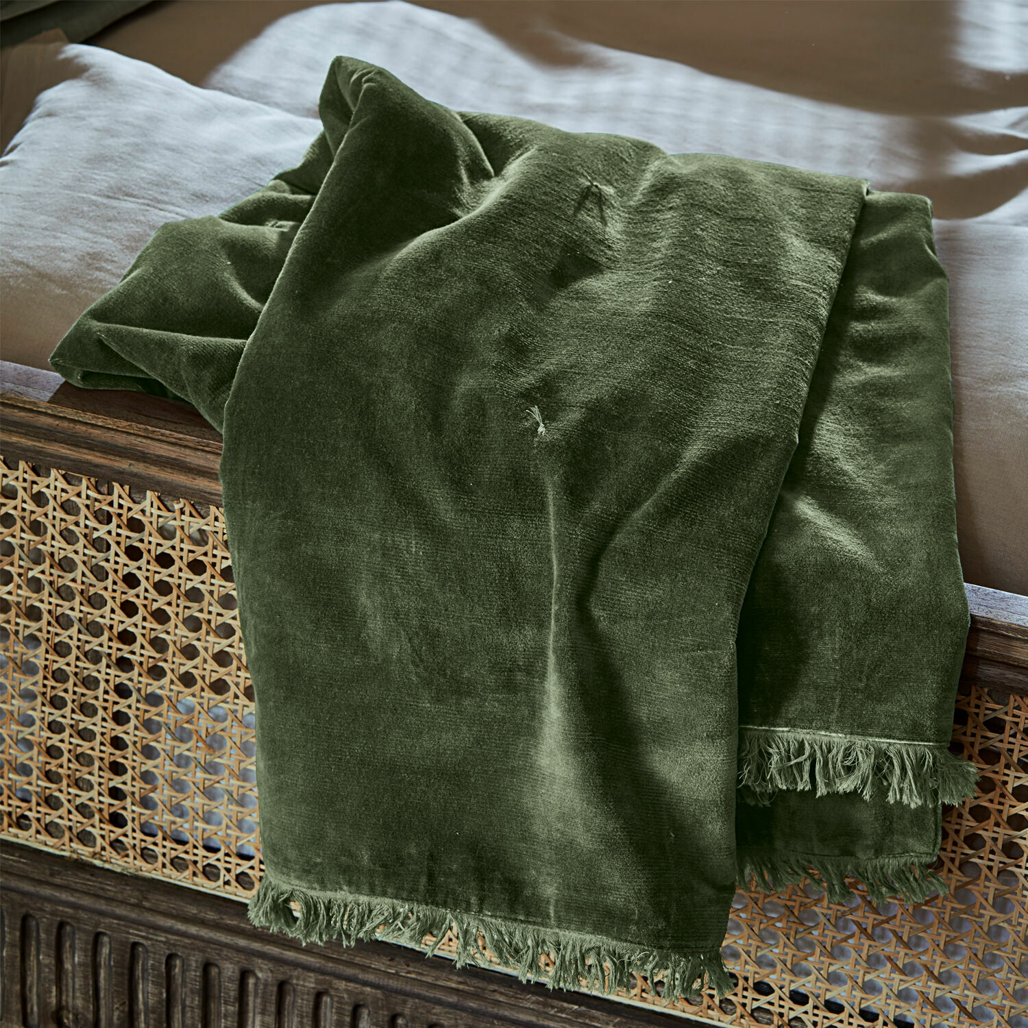 Plaid Maelis Coperta verde in velluto con frange su letto in legno, tessile morbido e decorativo per camera