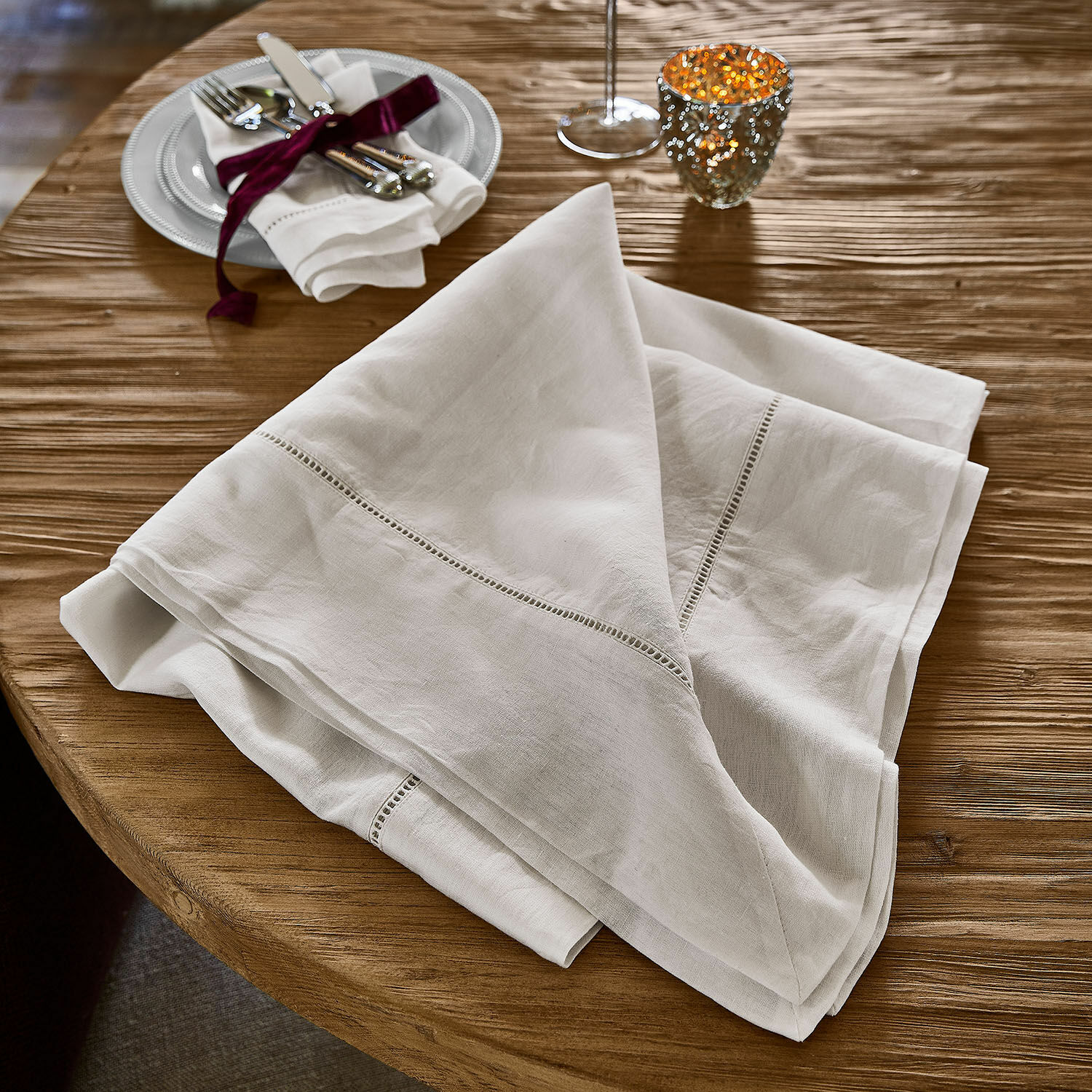 Tovaglia Covent Garden Tovagliolo in lino bianco con ricamo delicato su tavolo in legno, decorazione elegante