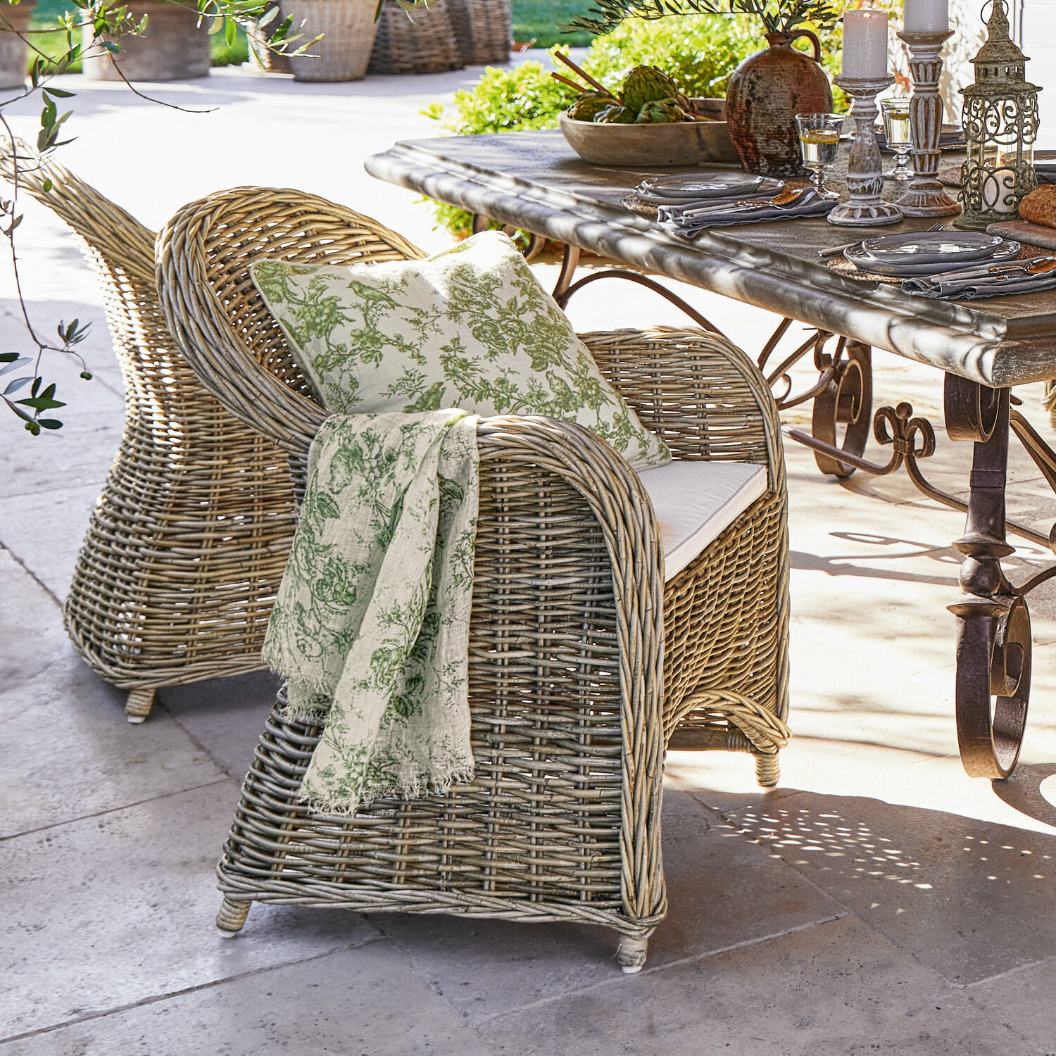 Poltrona Margate Poltrona in rattan naturale con cuscino e coperta verde per terrazza o giardino