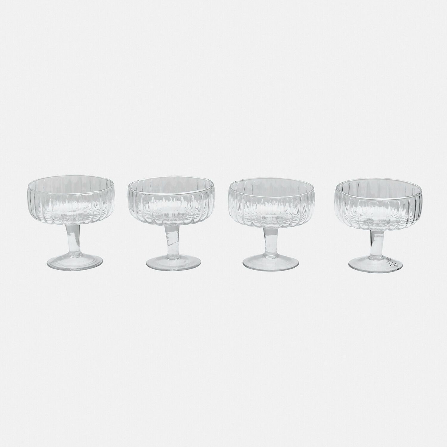 Set di 4 bicchieri Solerón Set di quattro coppe trasparenti in vetro rigato su gambo per dessert e bevande