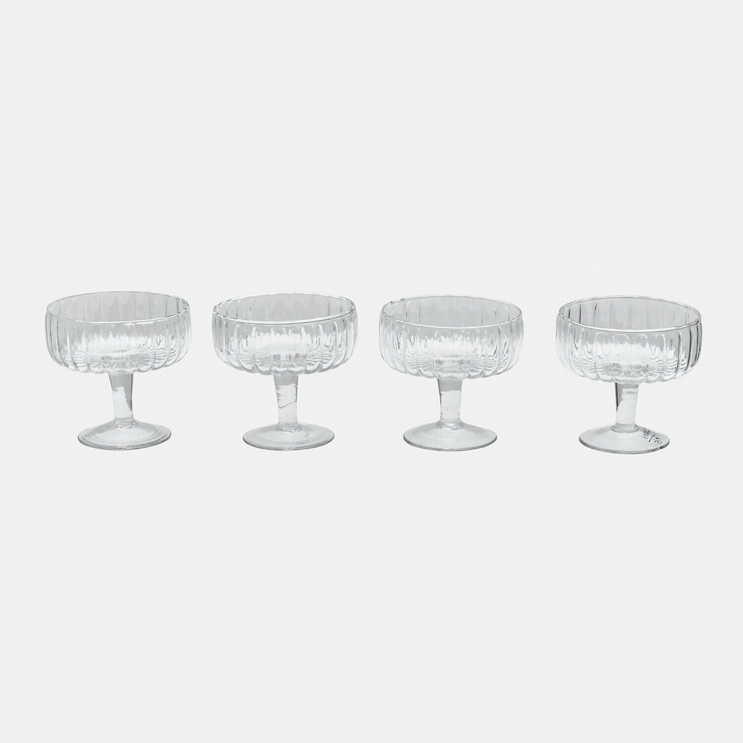 Set di 4 bicchieri Solerón Set di quattro coppe trasparenti in vetro rigato su gambo per dessert e bevande