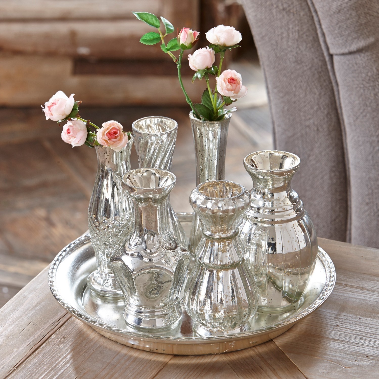 Vassoio con vasi Blairville Set di vasi in vetro argentato su vassoio con fiori rosa, decorazione elegante per tavolo