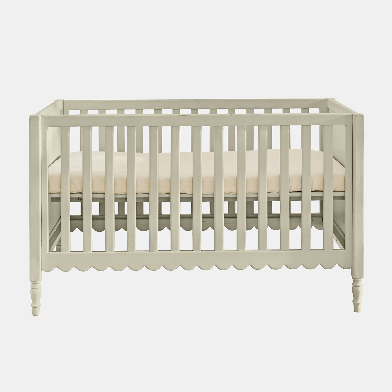 Lettino per neonati Leily Lettino per bambini in legno bianco con materasso beige e bordo decorativo ondulato inferiore