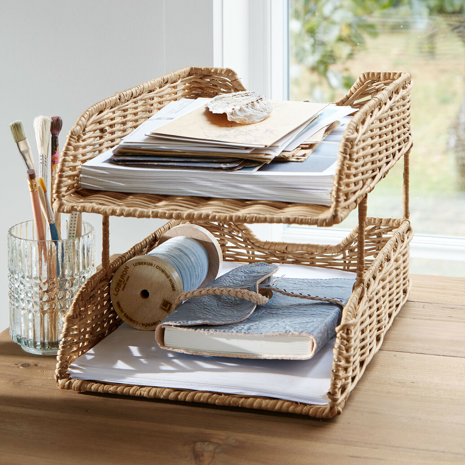 Organizzatore a due livelli in rattan naturale per documenti e accessori da ufficio