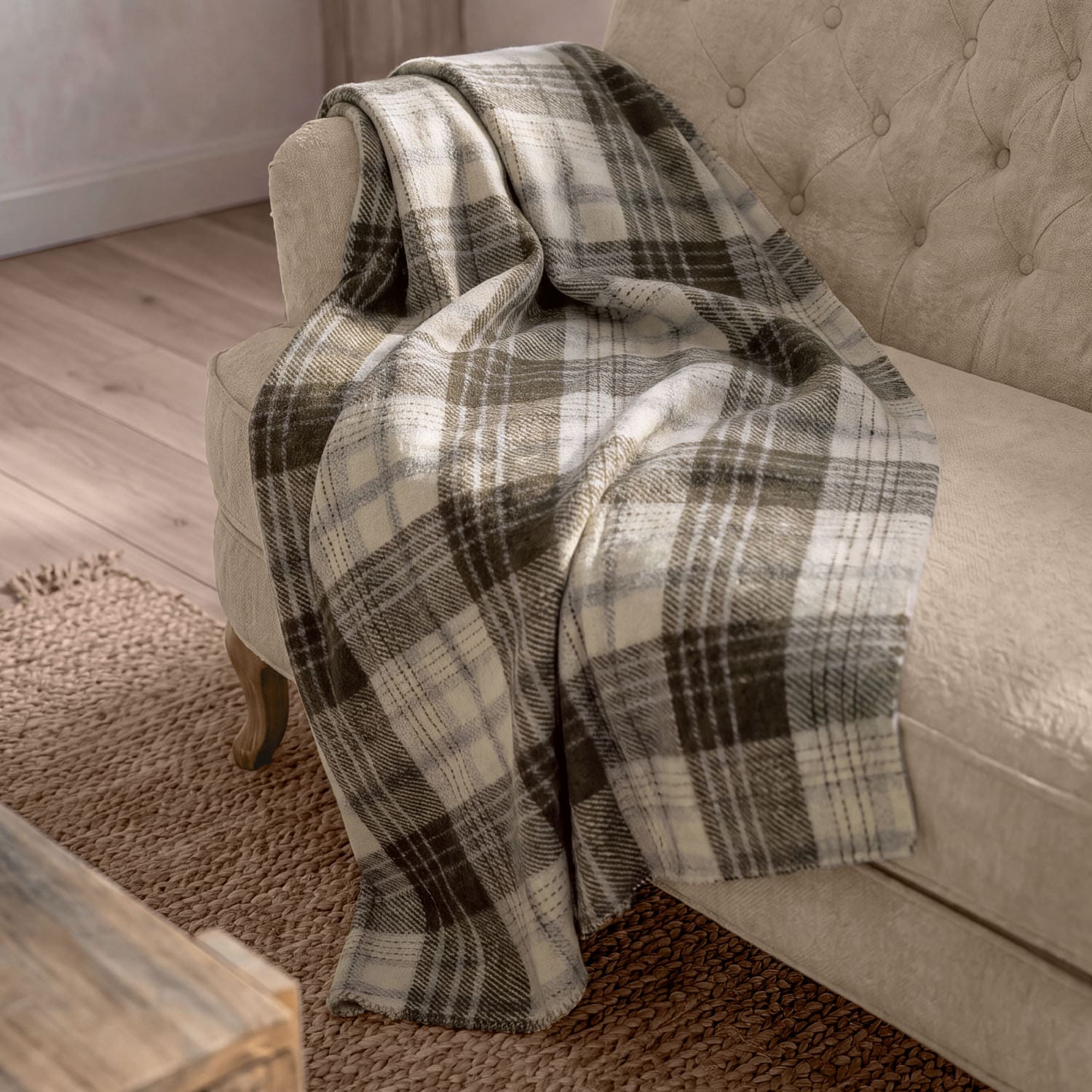 Coperta morbida a quadri beige e marrone su divano beige in soggiorno accogliente