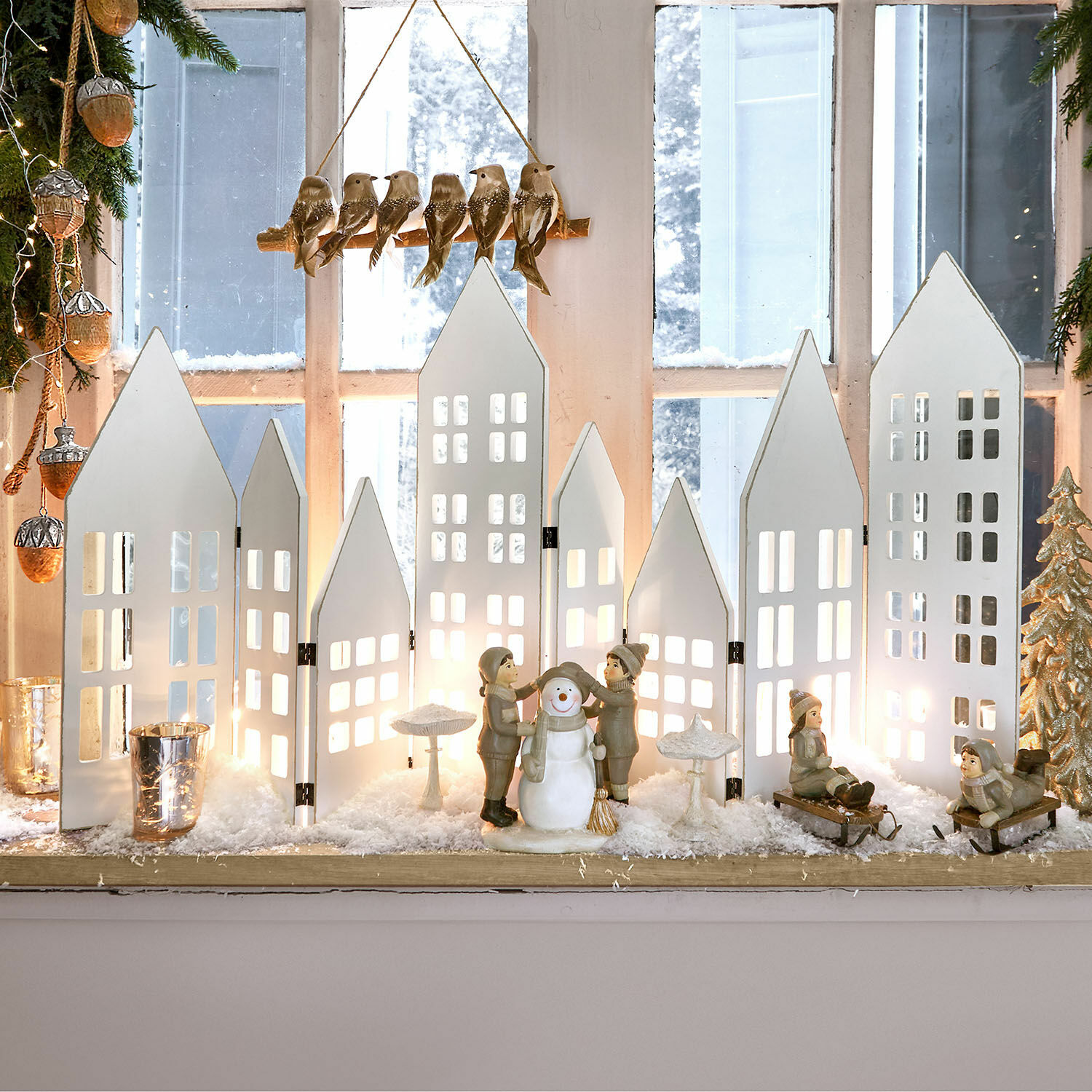 Fila di casette Cottages Decorazione invernale con casette bianche in legno e figure di bambini con pupazzo di neve sul davanzale