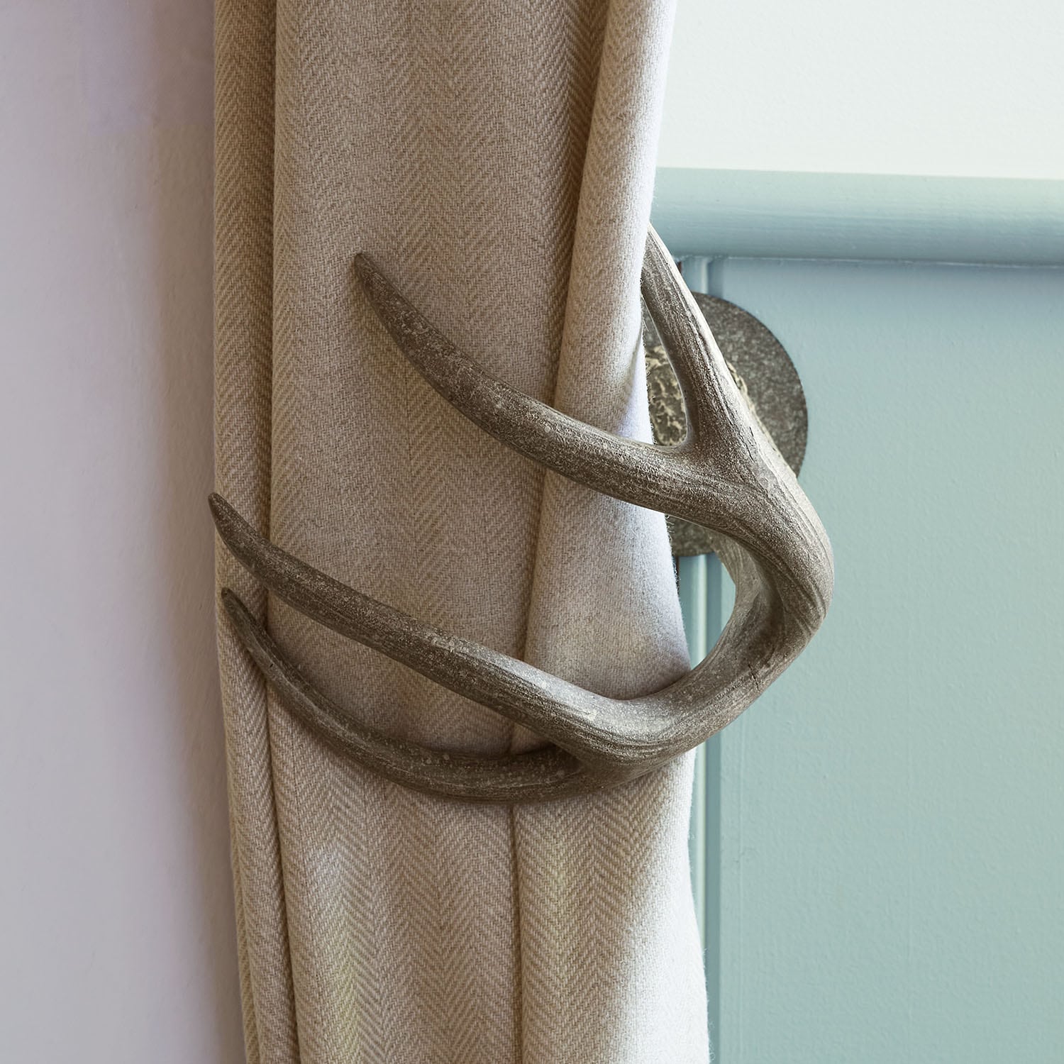 Supporto per tende naturale a forma di corna grigie, accessorio decorativo per finestre e interni