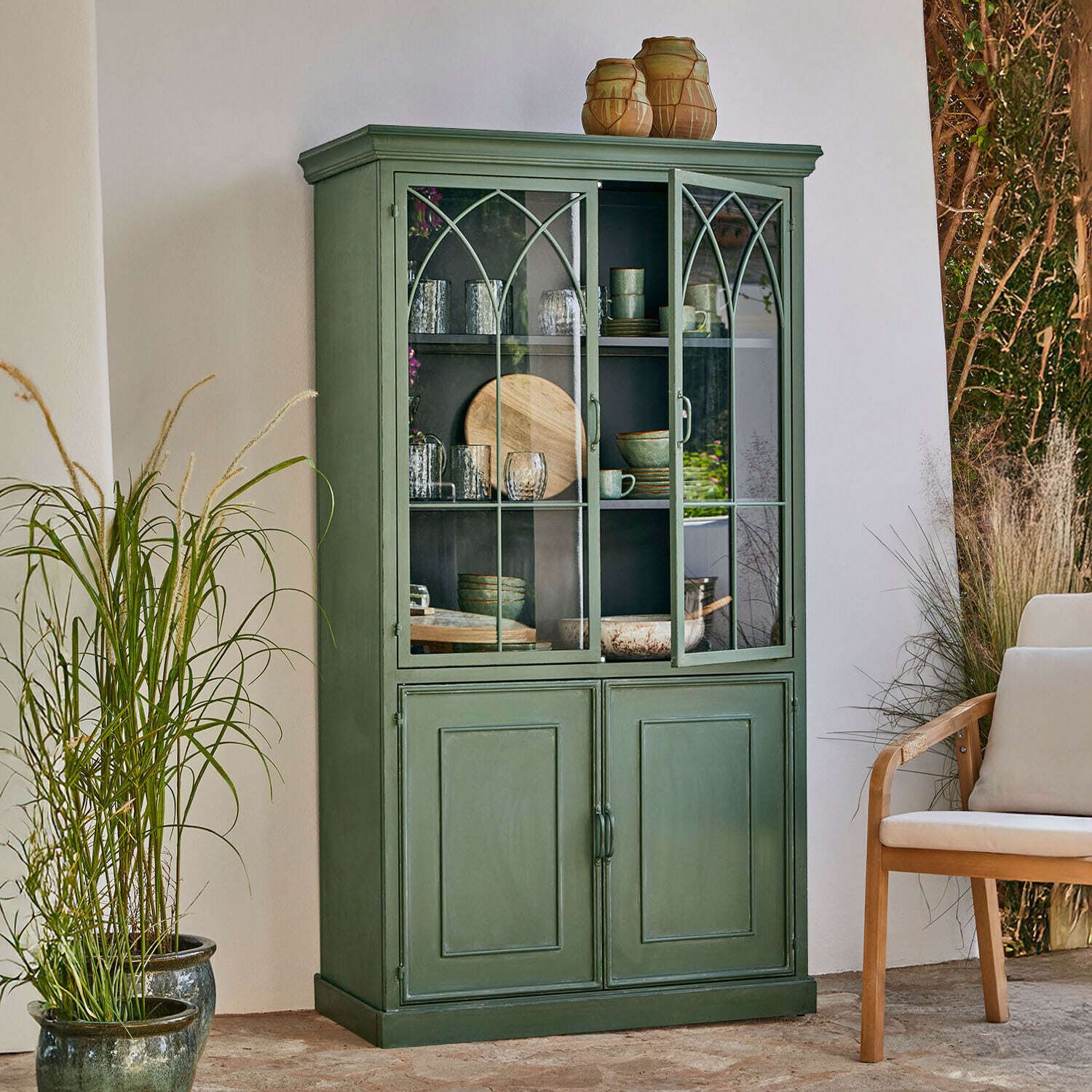 Credenza Tivareño Vetrina in legno verde con ante in vetro e ripiani per stoviglie in stile vintage