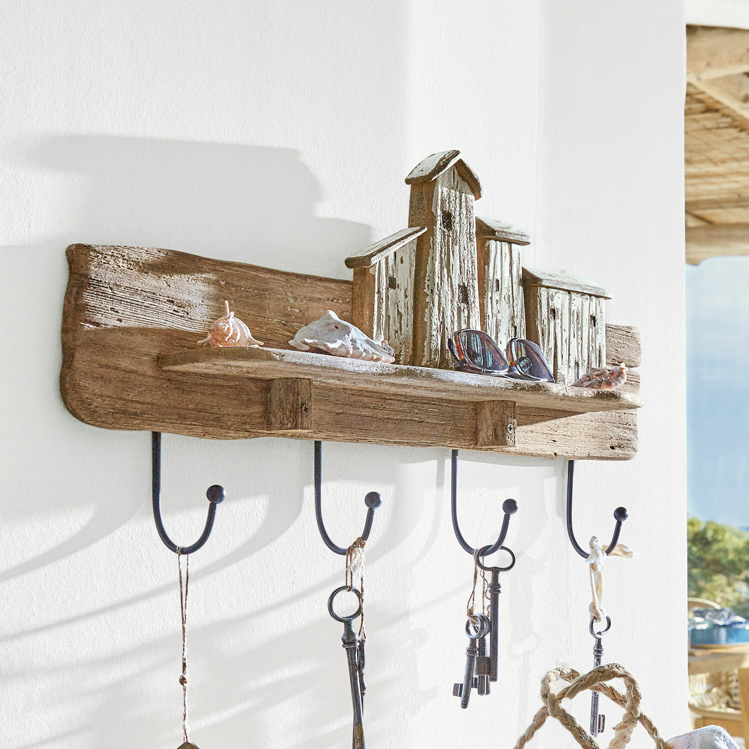 Mensola con ganci Charmani Appendiabiti da parete rustico in legno e metallo con decorazione di casette e ganci per chiavi e occhiali