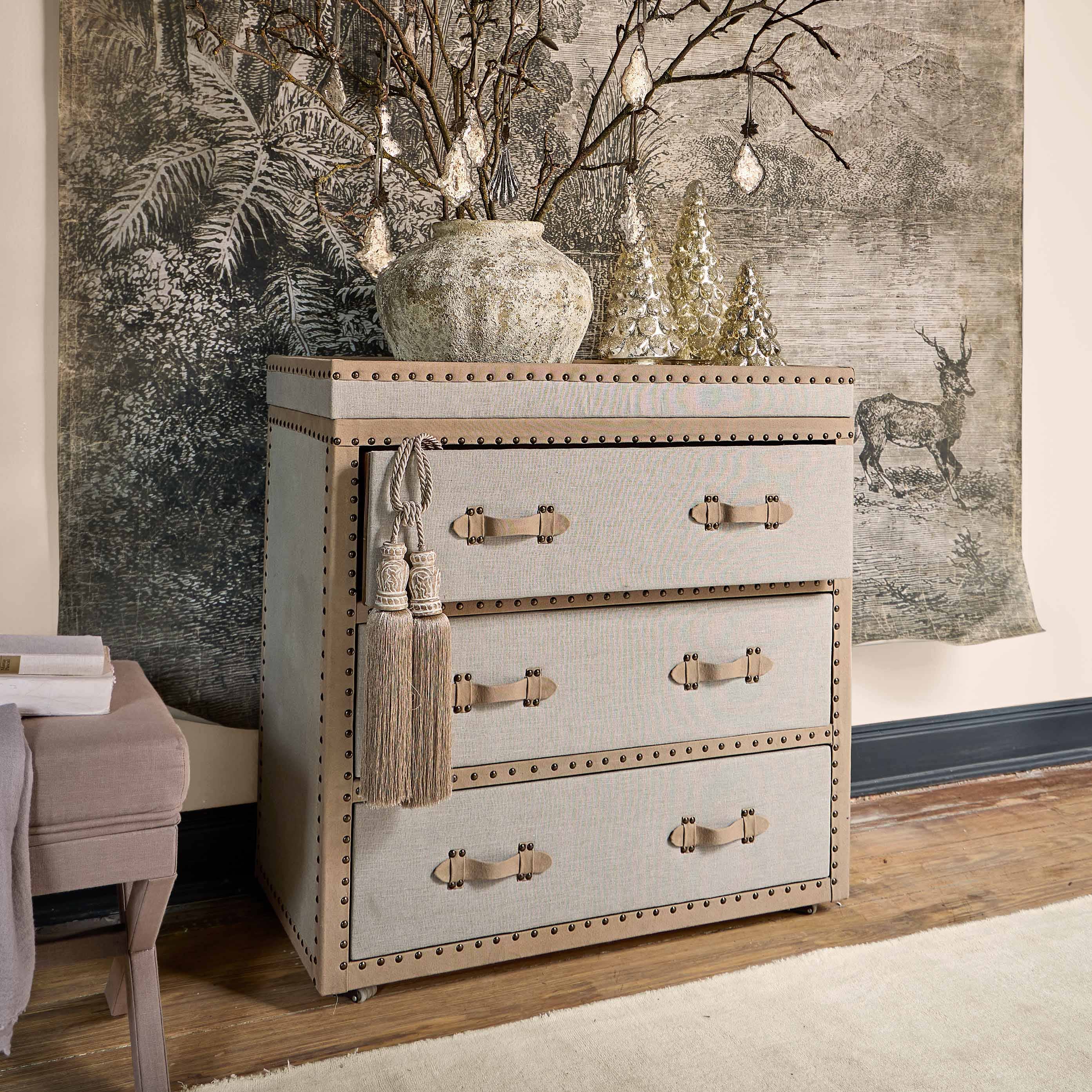 Comò beige in tessuto con maniglie decorative e nappine, stile vintage per soggiorno