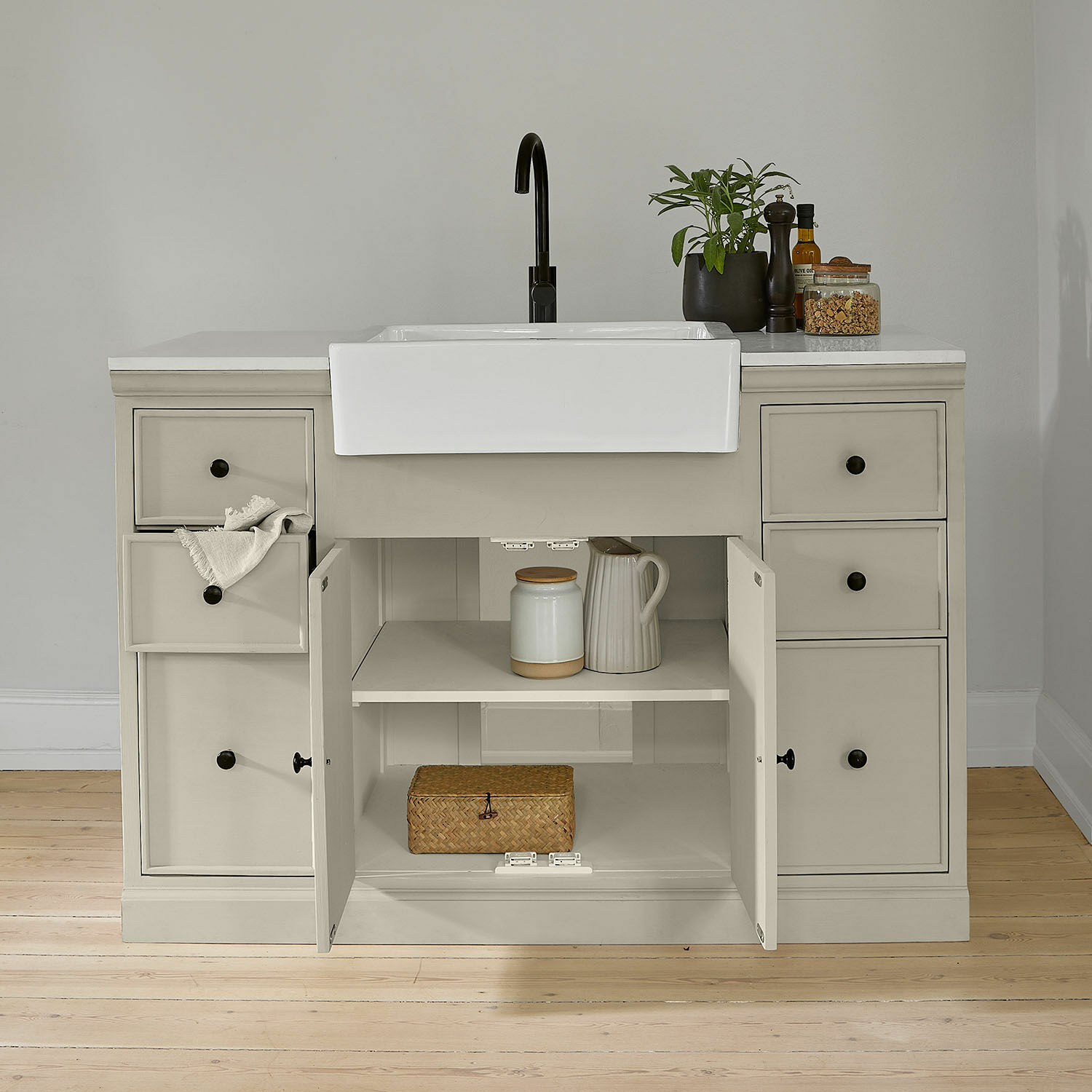 Mobile con lavello Orlévine Mobile cucina grigio con lavello in ceramica bianca e rubinetto nero, ante aperte con ripiani visibili