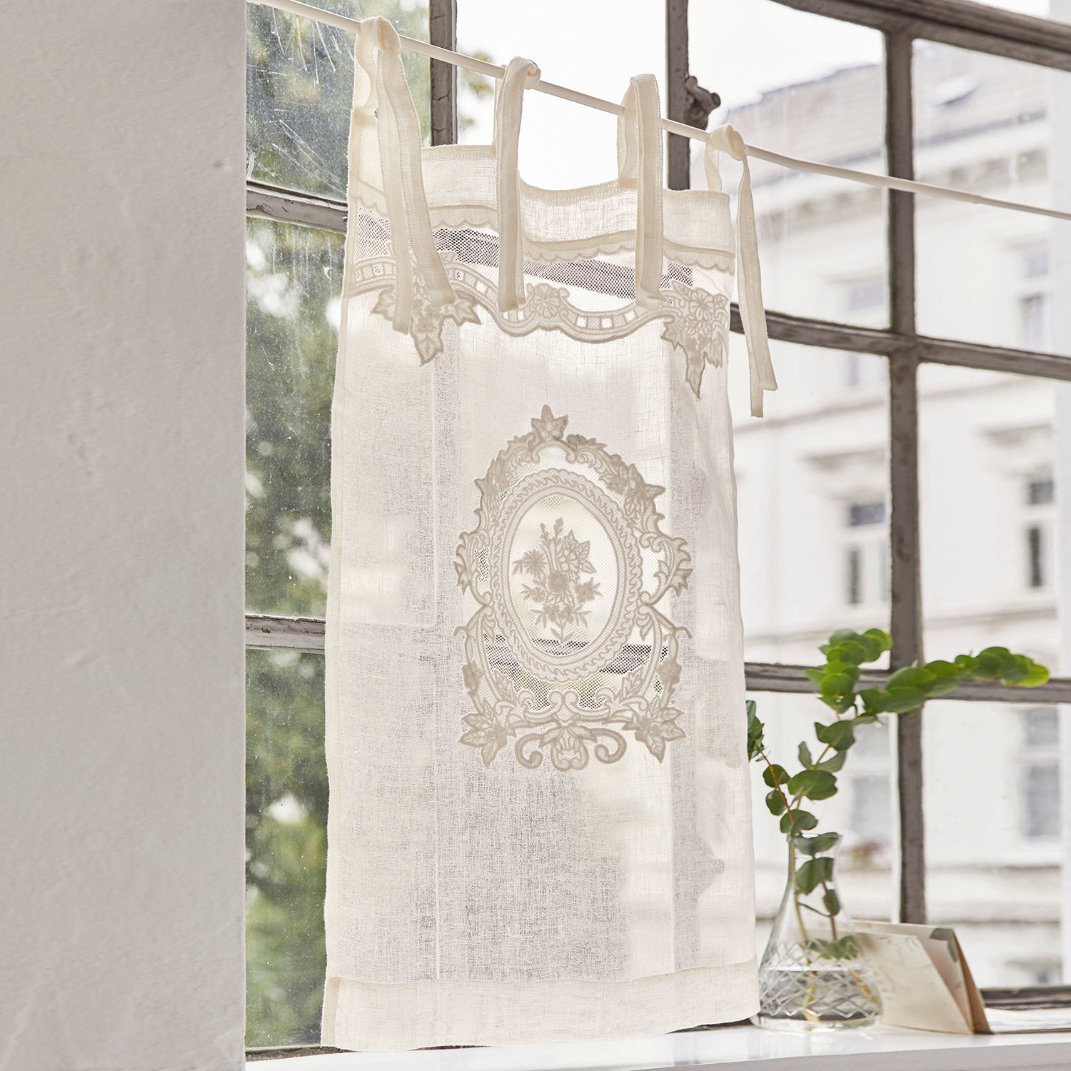 Tendina Mesnay Tenda bianca in lino con motivo floreale ricamato e nastri per appendere alla finestra
