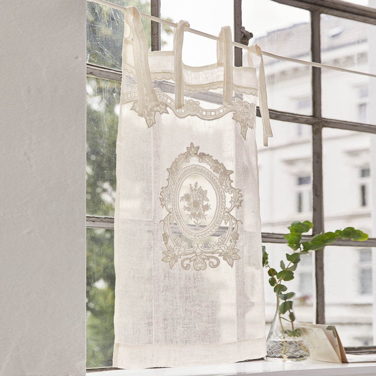 Tendina Mesnay Tenda bianca in lino con motivo floreale ricamato e nastri per appendere alla finestra