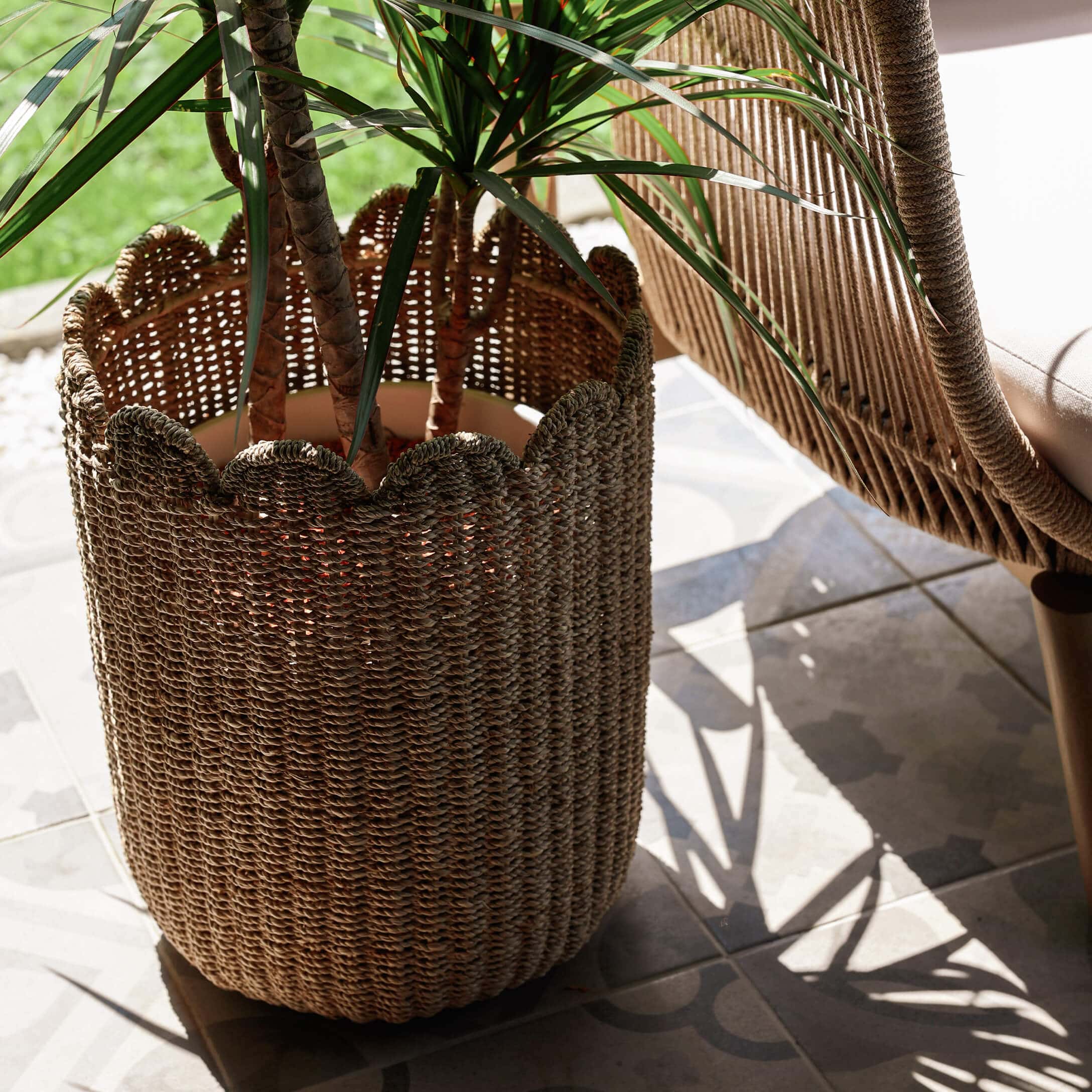 Cesto decorativo intrecciato in materiale naturale beige per piante, ideale per interni ed esterni