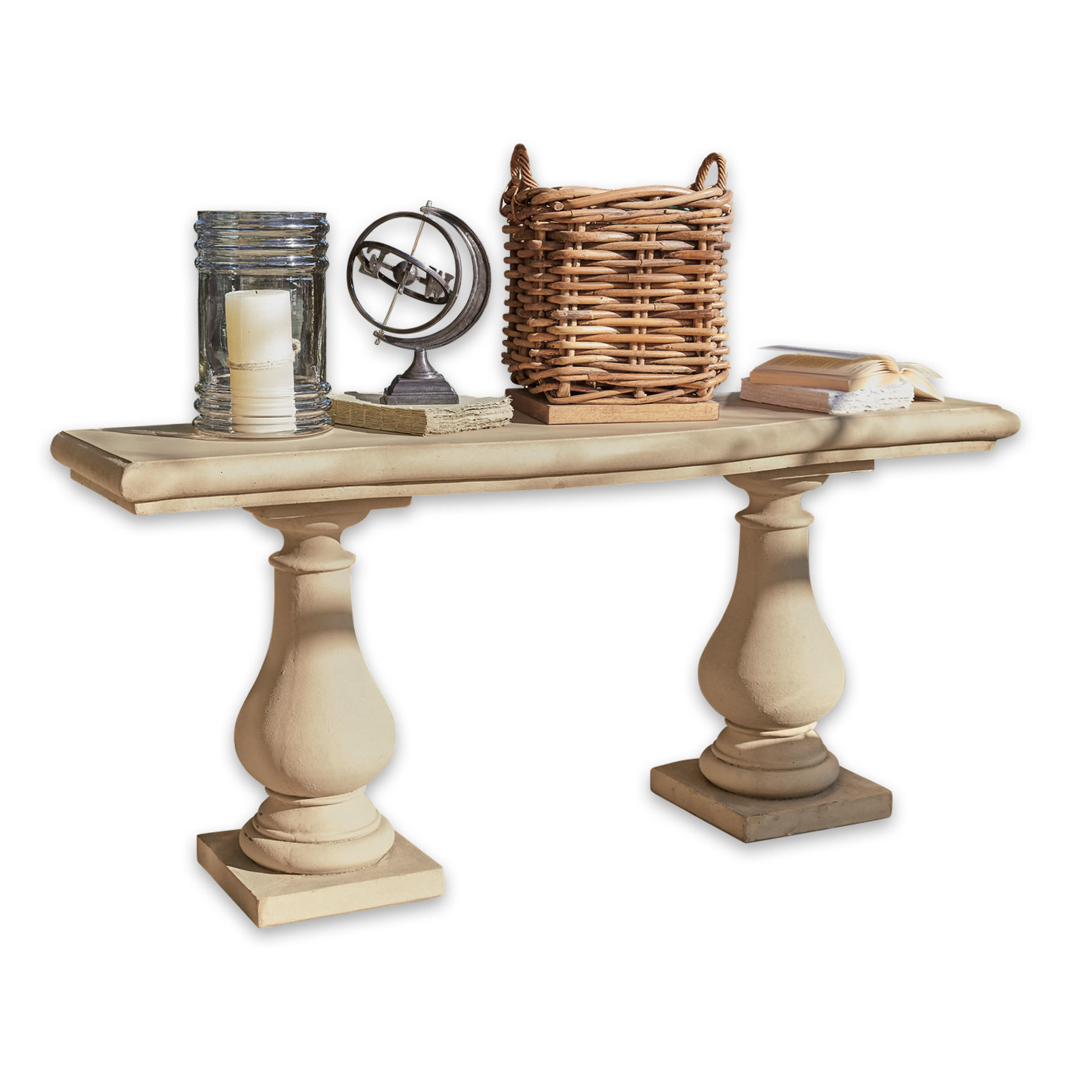 Consolle Carrington Tavolo in pietra beige con due gambe decorate, decorato con candela, libri e cesto di vimini