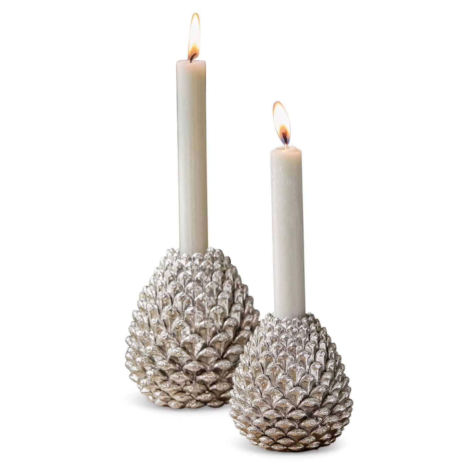 Coppia di portacandele Mirbells Due candelabri argentati a forma di pigna con candele bianche accese, decorazione elegante per tavolo