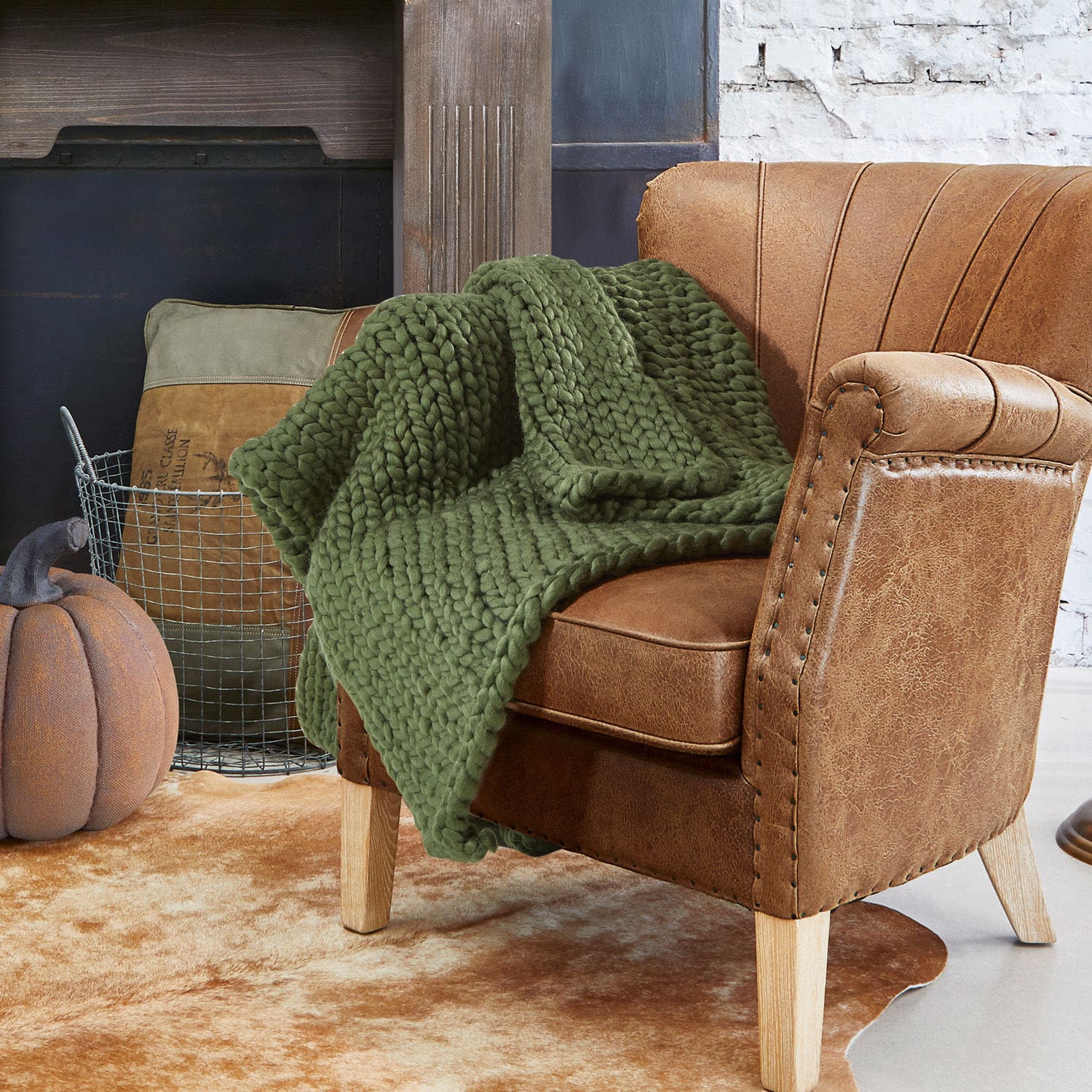 Coperta Reidous Poltrona marrone in ecopelle con coperta verde spessa su tappeto chiaro in stile vintage