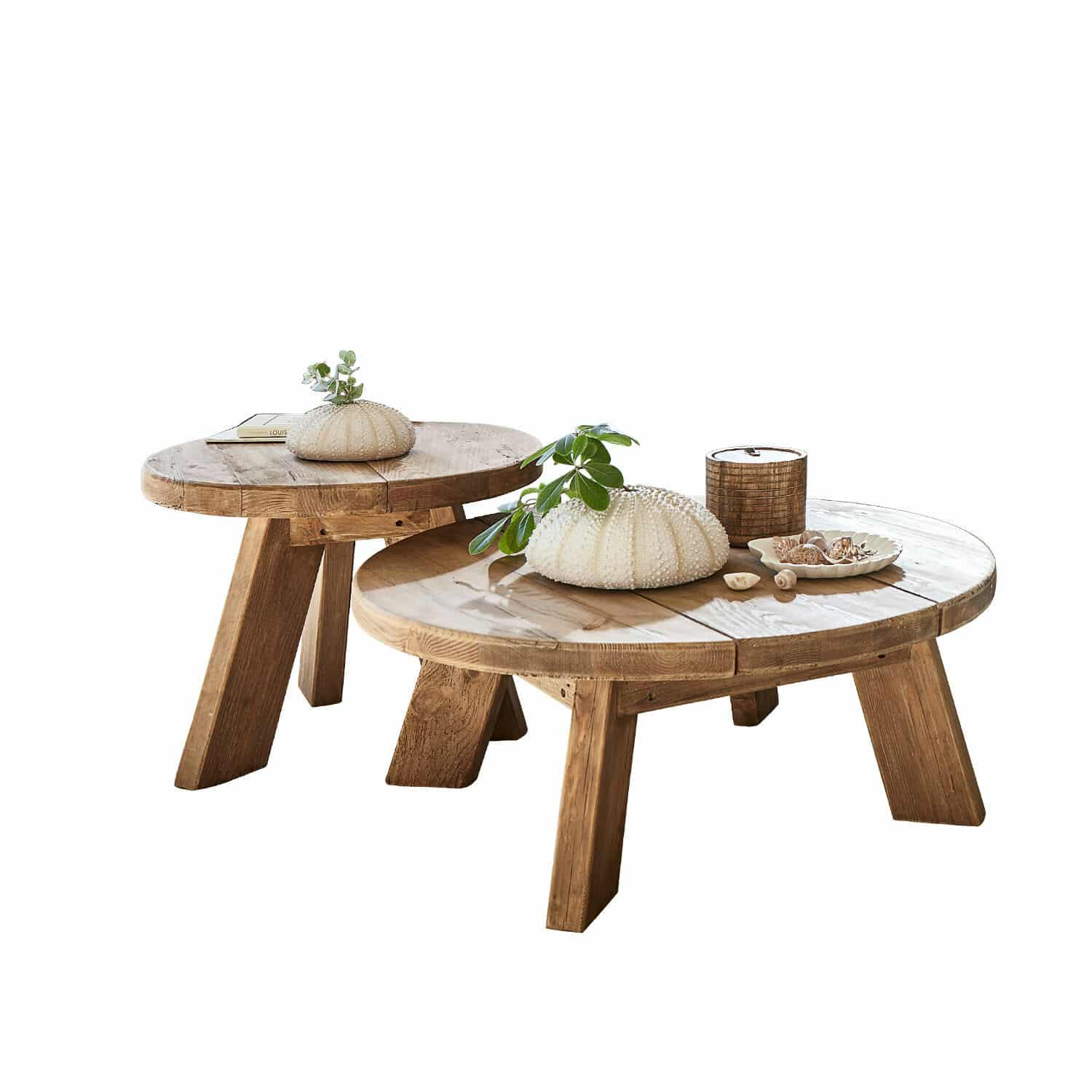 Coppia di tavolini da salotto Oteley Due tavolini rotondi in legno naturale con decorazioni sulle superfici