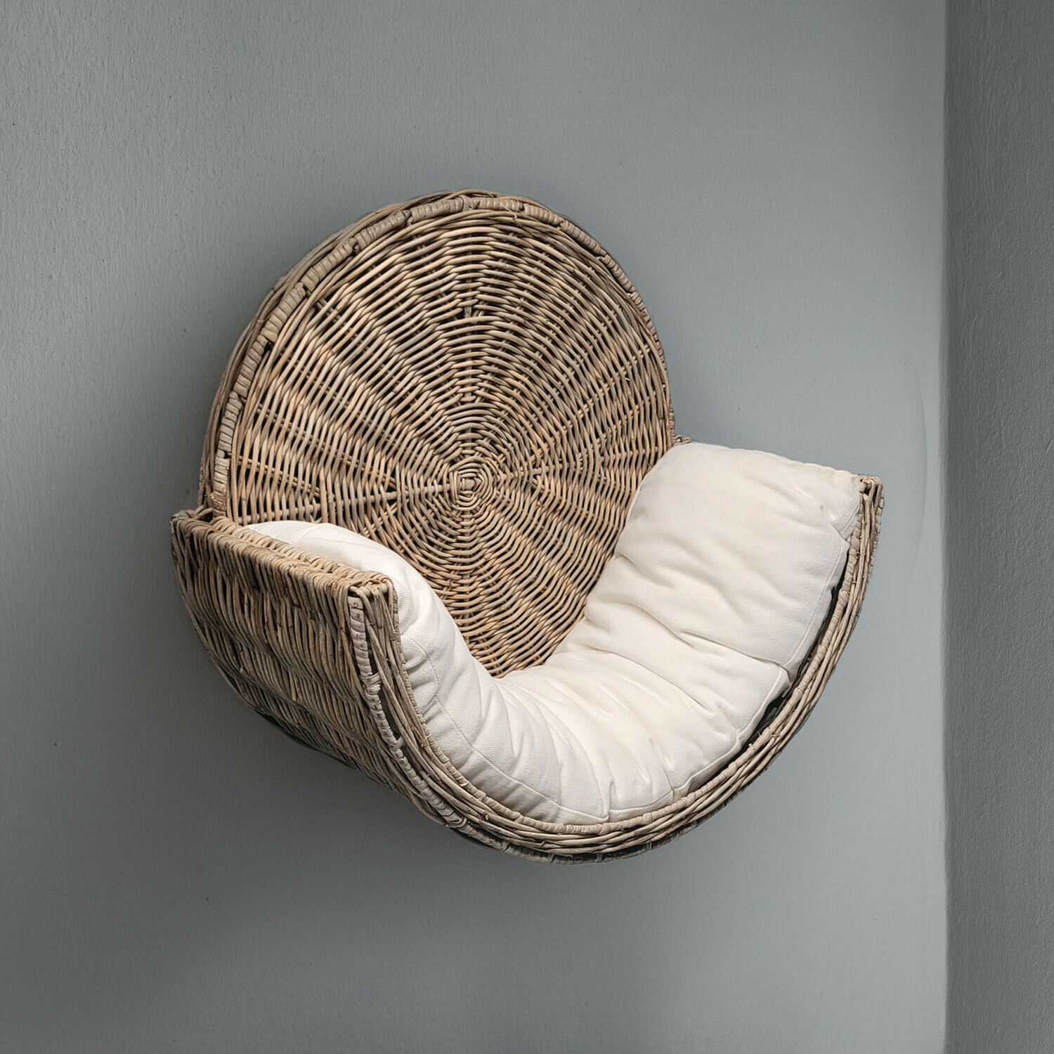 Letto per gatti da parete Tapsino Poltrona sospesa in rattan con cuscino bianco morbido su sfondo grigio, mobile moderno per relax