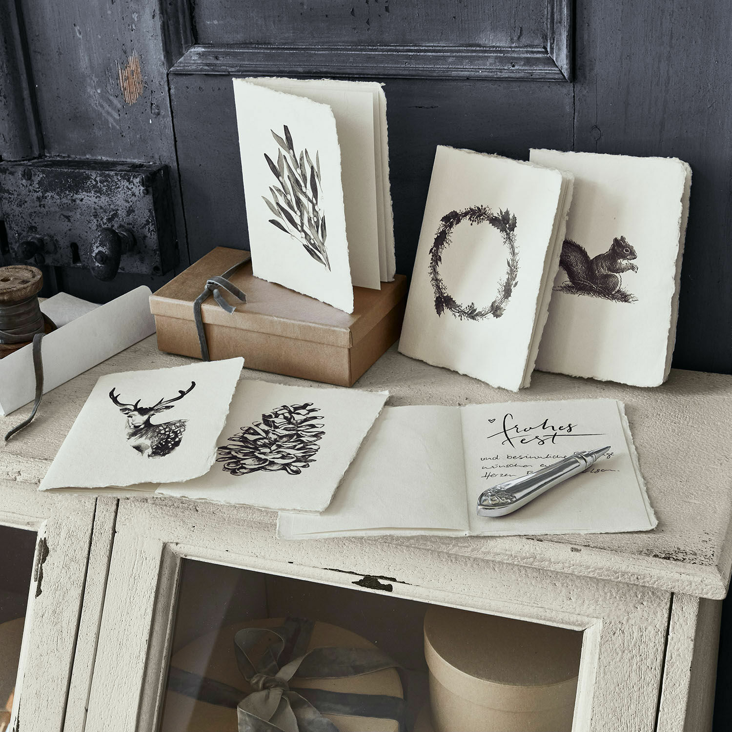 Set di 6 biglietti di auguri Previa Set di biglietti con motivi naturali su carta crema fatta a mano su tavolo rustico