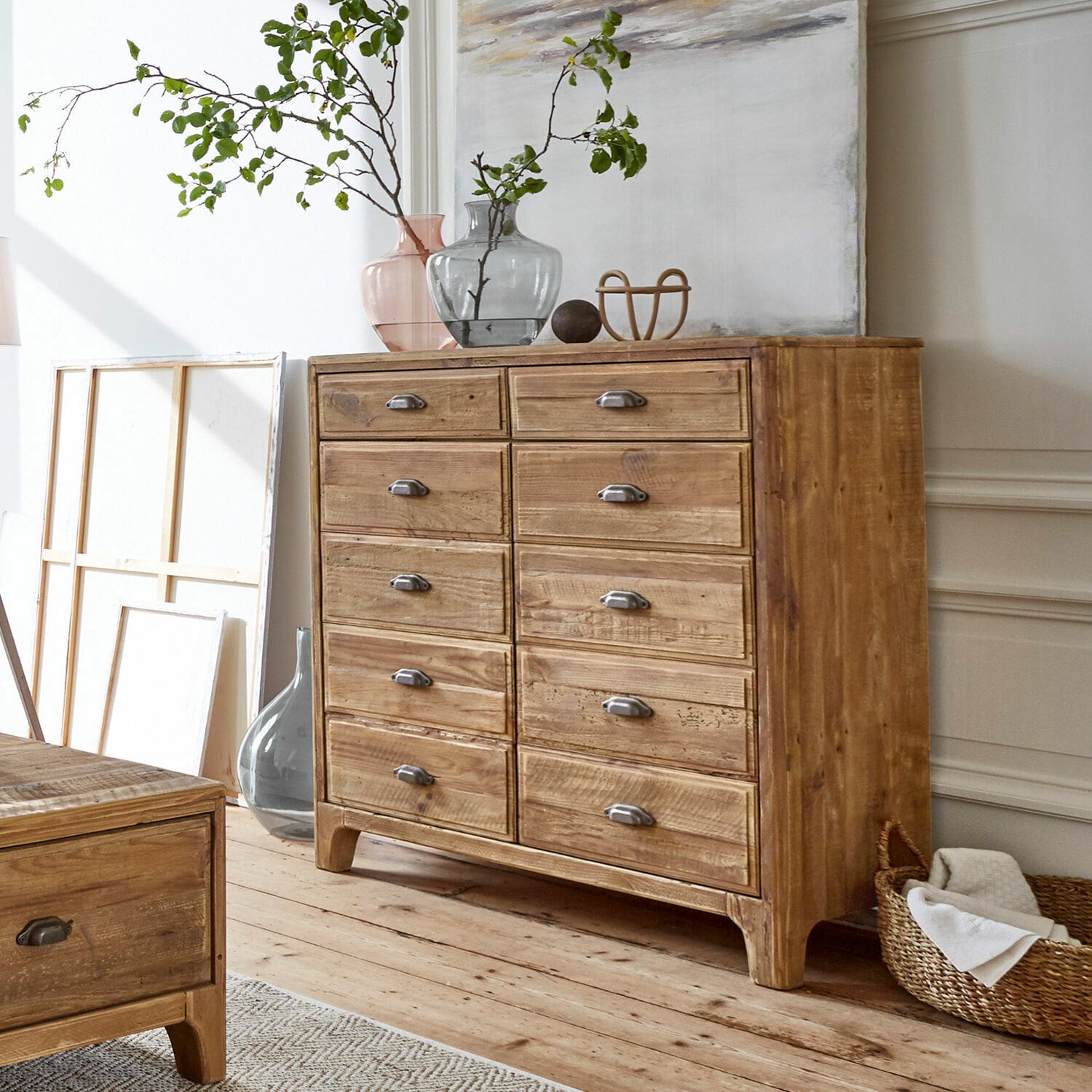 Cassettiera Kerava Comò in legno di mango naturale con maniglie in metallo, mobile contenitore per soggiorno