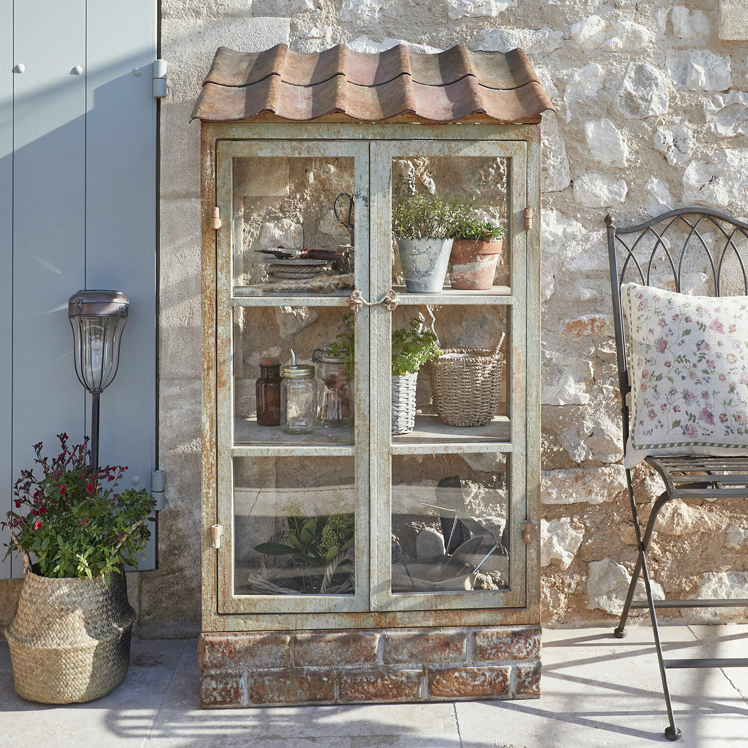 Serra Goulburn Armadio da giardino in metallo con porte in vetro e tetto in tegole stile rustico esterno