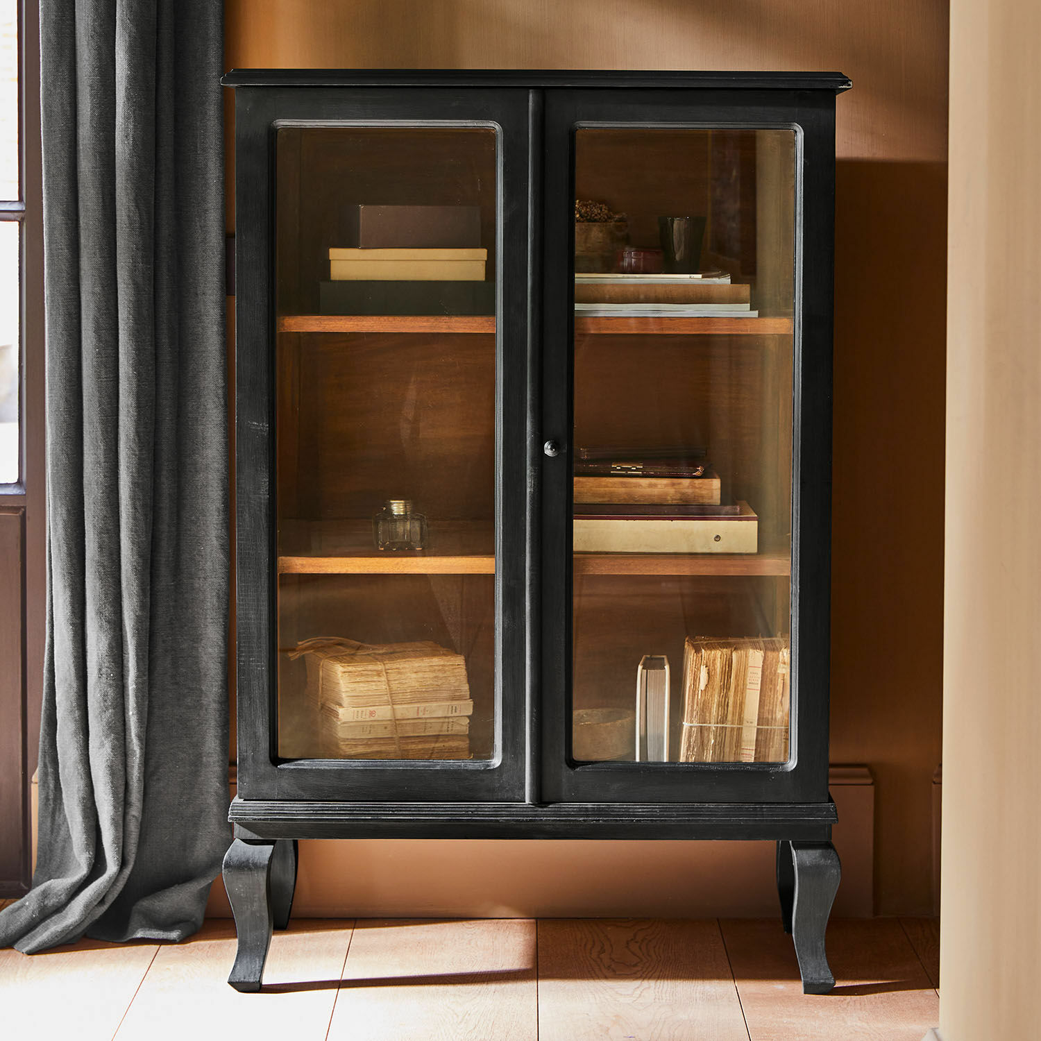 Mobile con ante in vetro Westleigh Vetrina in legno nero con ante in vetro e ripiani, mobile vintage per libri e oggetti