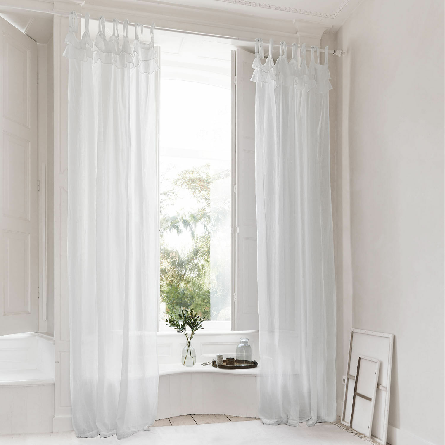 Tenda Lawnside Tende bianche leggere in tessuto sottile in interno luminoso con grande finestra