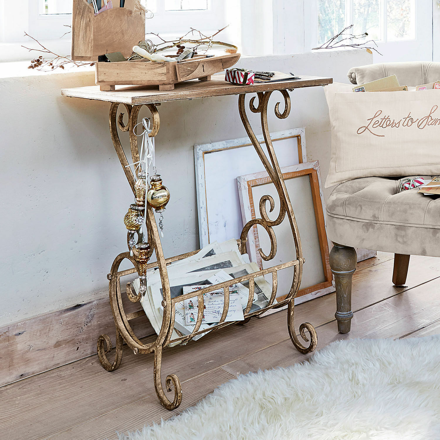 Consolle Ciattos Tavolino con struttura in metallo dorato e piano in legno, decorazioni vintage e lettere conservate