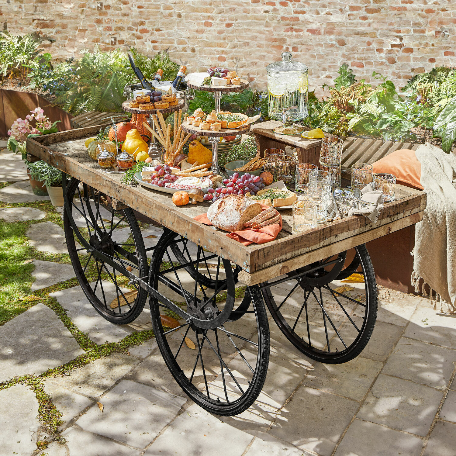 Carrello Annabel Tavolo da giardino in legno e metallo con ruote, decorato con snack e bevande all'aperto