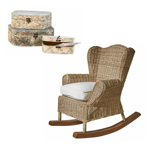 Sedia a dondolo in rattan con cuscino bianco e set di tre valigie decorative con motivo floreale