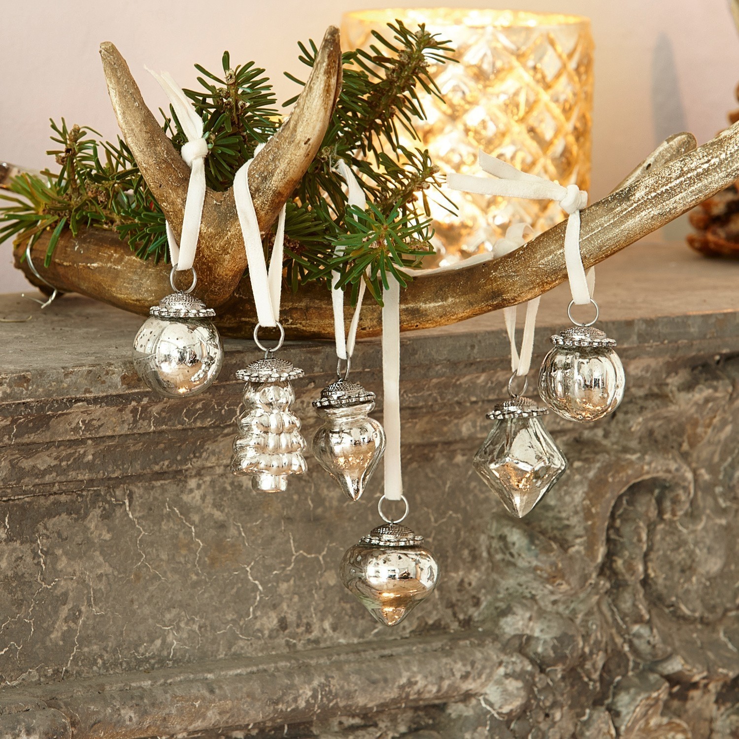 Set di 6 decorazioni natalizie Levier Decorazioni natalizie argento con nastri bianchi appese a corna dorate con rami verdi