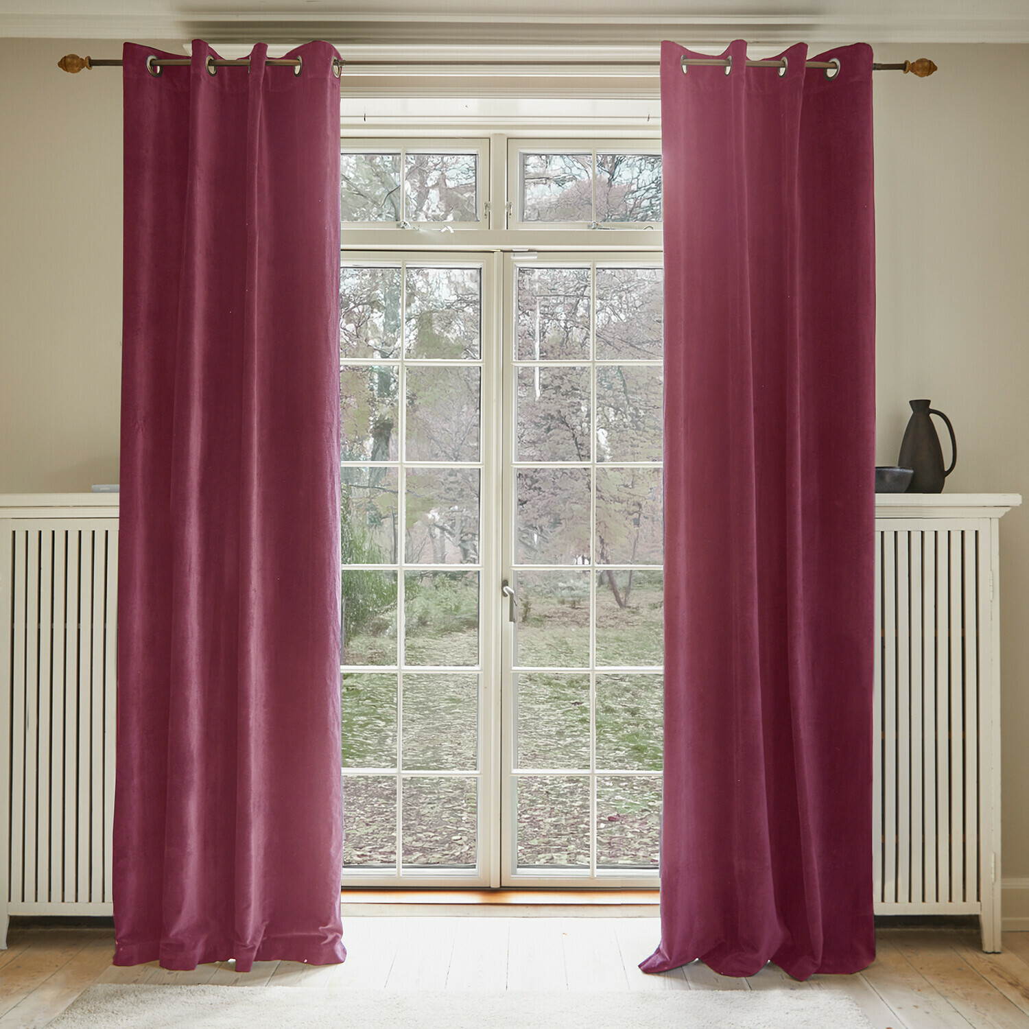 Tenda Miko Tende in velluto viola davanti a grande finestra, decorazione d'interni e protezione dalla luce