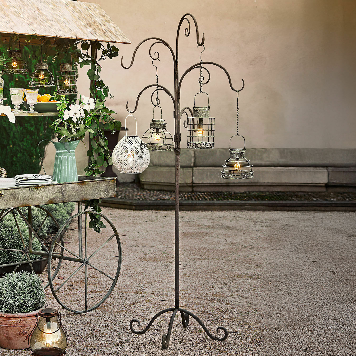 Attaccapanni Merisette Supporto in metallo con quattro lanterne sospese stile vintage per decorazione da giardino e terrazza