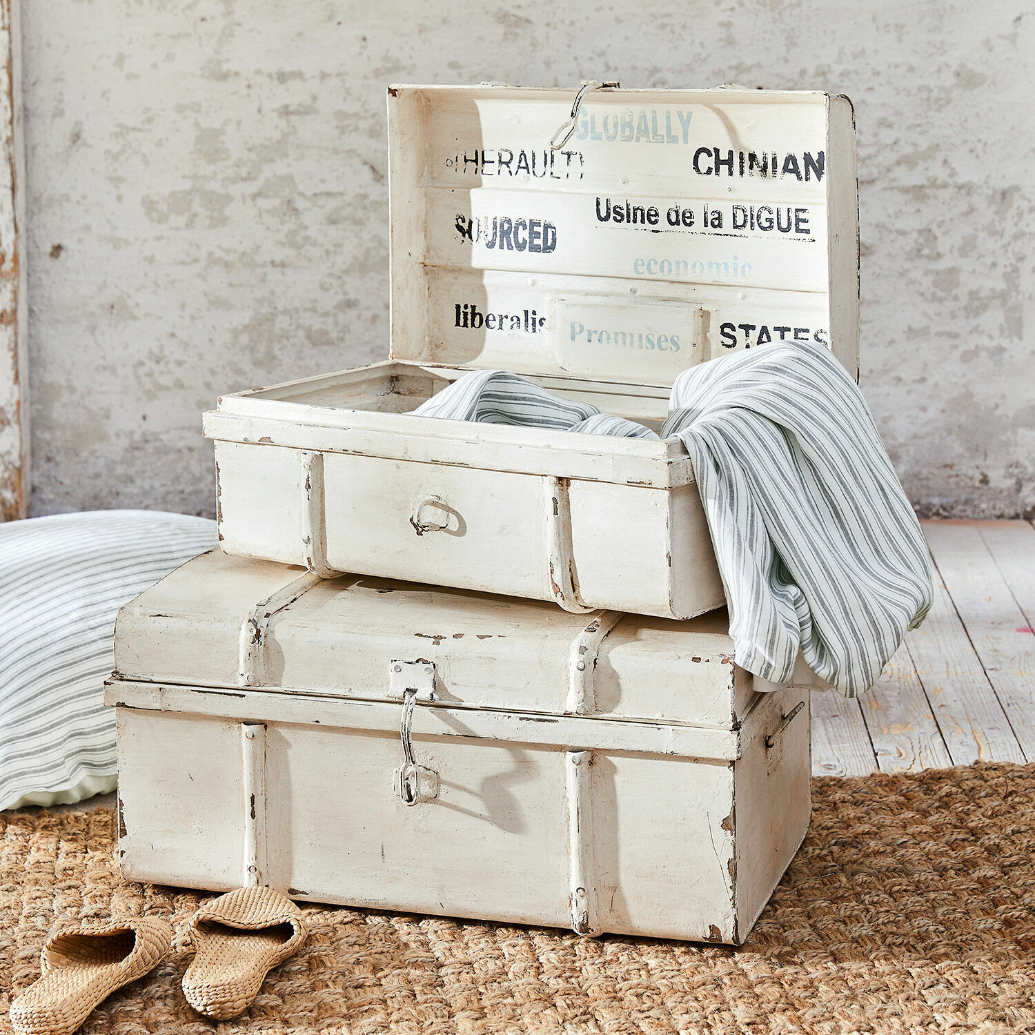 Coppia di bauli Riga Bauletti in legno bianco effetto invecchiato su tappeto di juta, scatole decorative per conservazione