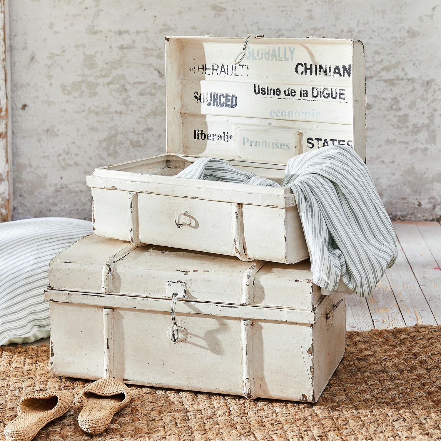 Coppia di bauli Riga Bauletti in legno bianco effetto invecchiato su tappeto di juta, scatole decorative per conservazione