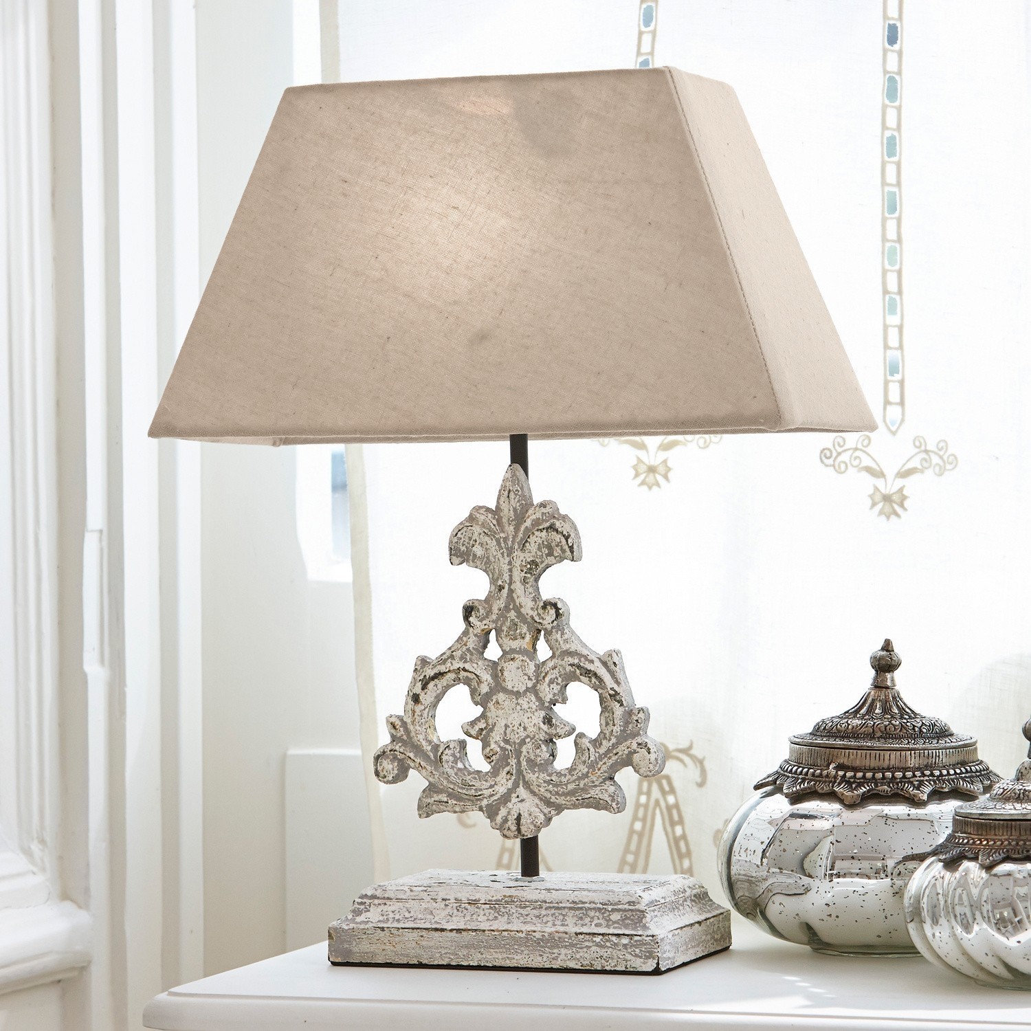 Lampada da tavolo Poème Lampada da tavolo con paralume beige e base bianca in metallo e legno in stile vintage