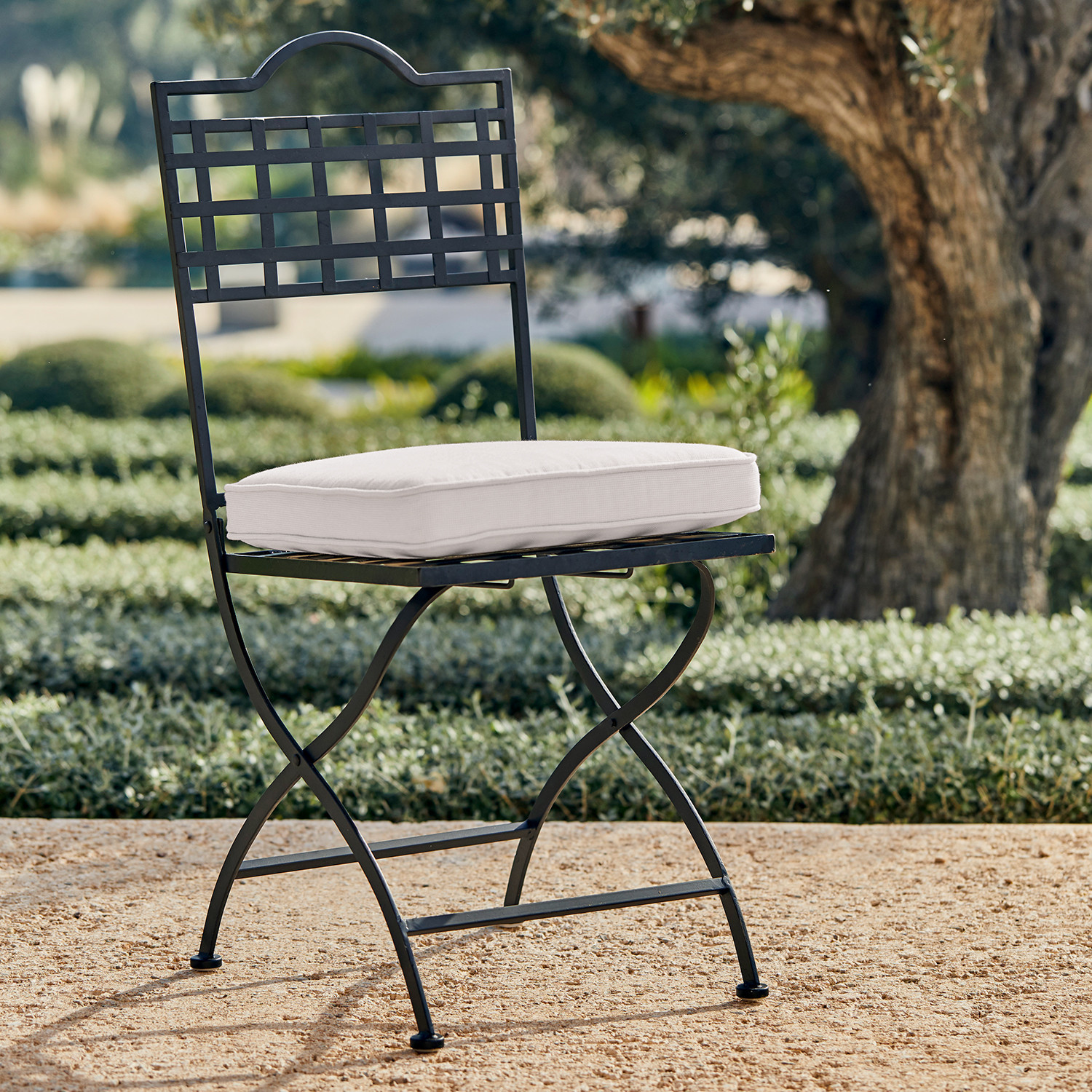 Sedia Terell Sedia da giardino in metallo nero con cuscino bianco, perfetta per mobili da esterno eleganti