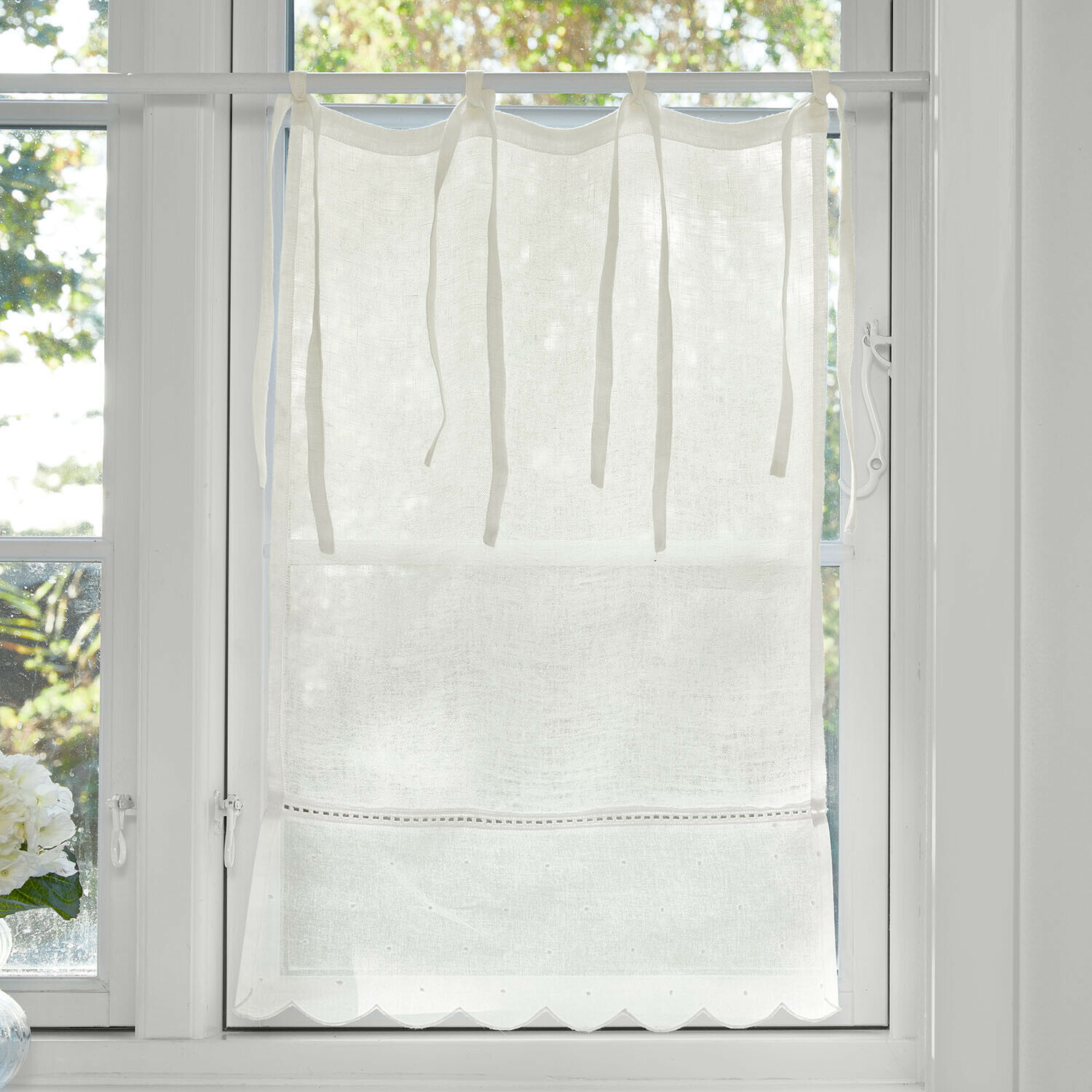 Tendina a vetro Nivelles Tenda in lino bianco con nastri annodati e bordo smerlato, decorazione leggera per finestra