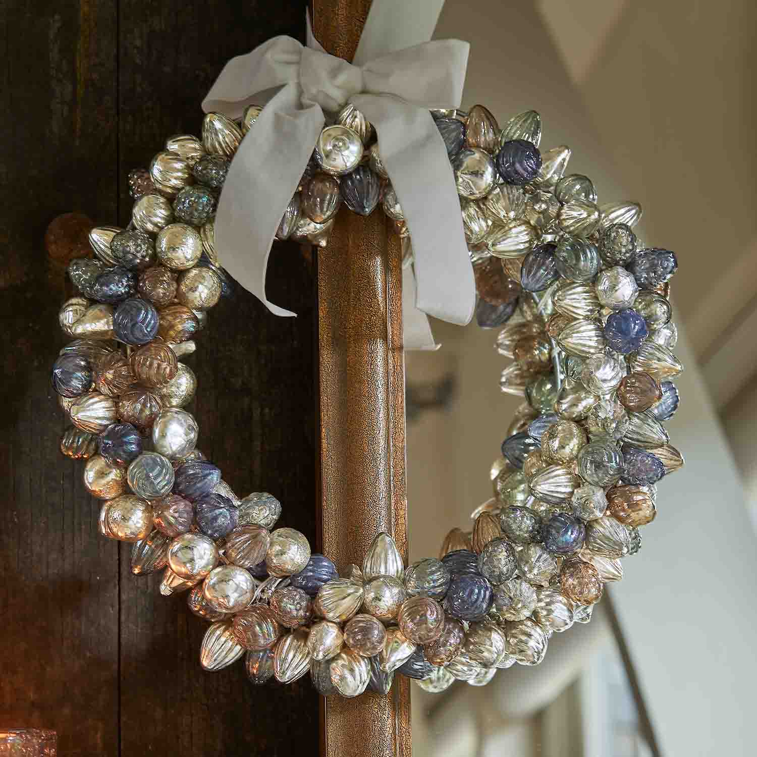 Corona decorativa con sfere di vetro colorate e fiocco bianco, decorazione natalizia per interni