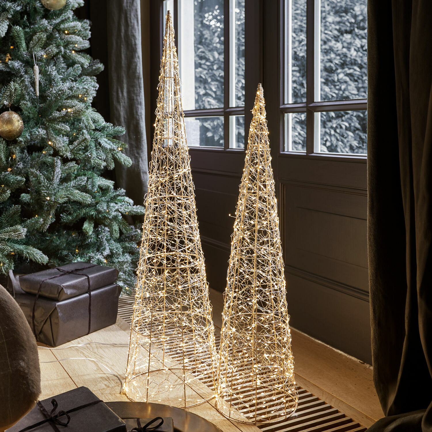 Coppia di alberelli con luci a LED Oakworth Due decorazioni coniche in filo metallico con luci bianche calde per addobbi natalizi interni