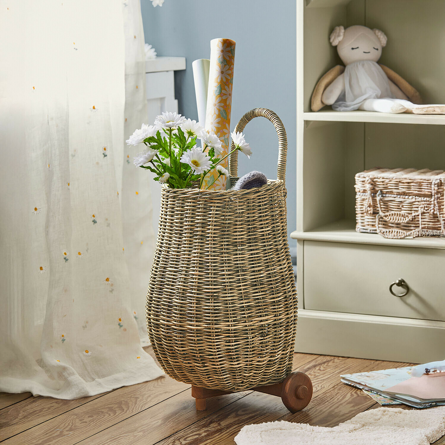 Carrello per bambini Tinytreasure Cesto in vimini naturale su ruote con manico, riempito di fiori bianchi e carta decorativa