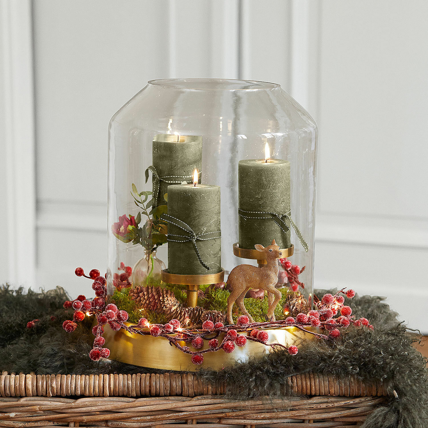 Portacandele Vemesto Decorazione natalizia con tre candele verdi, campana di vetro e figura di cervo su base dorata