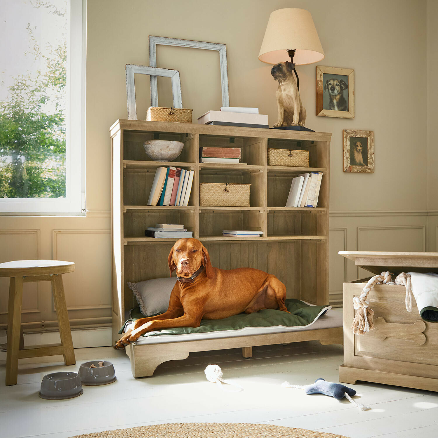Scaffale Céloniqu Cane sdraiato su cuscino verde in cuccia di legno con scaffali e lampada a forma di cane
