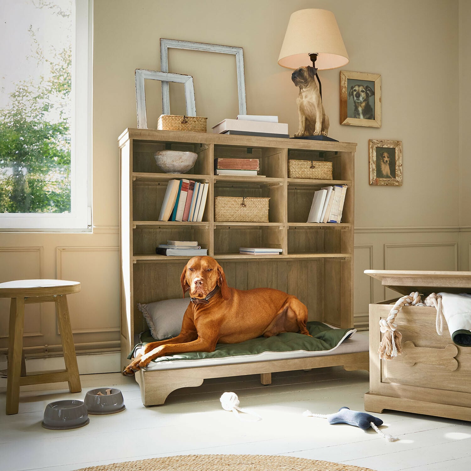 Scaffale Céloniqu Cane sdraiato su cuscino verde in cuccia di legno con scaffali e lampada a forma di cane