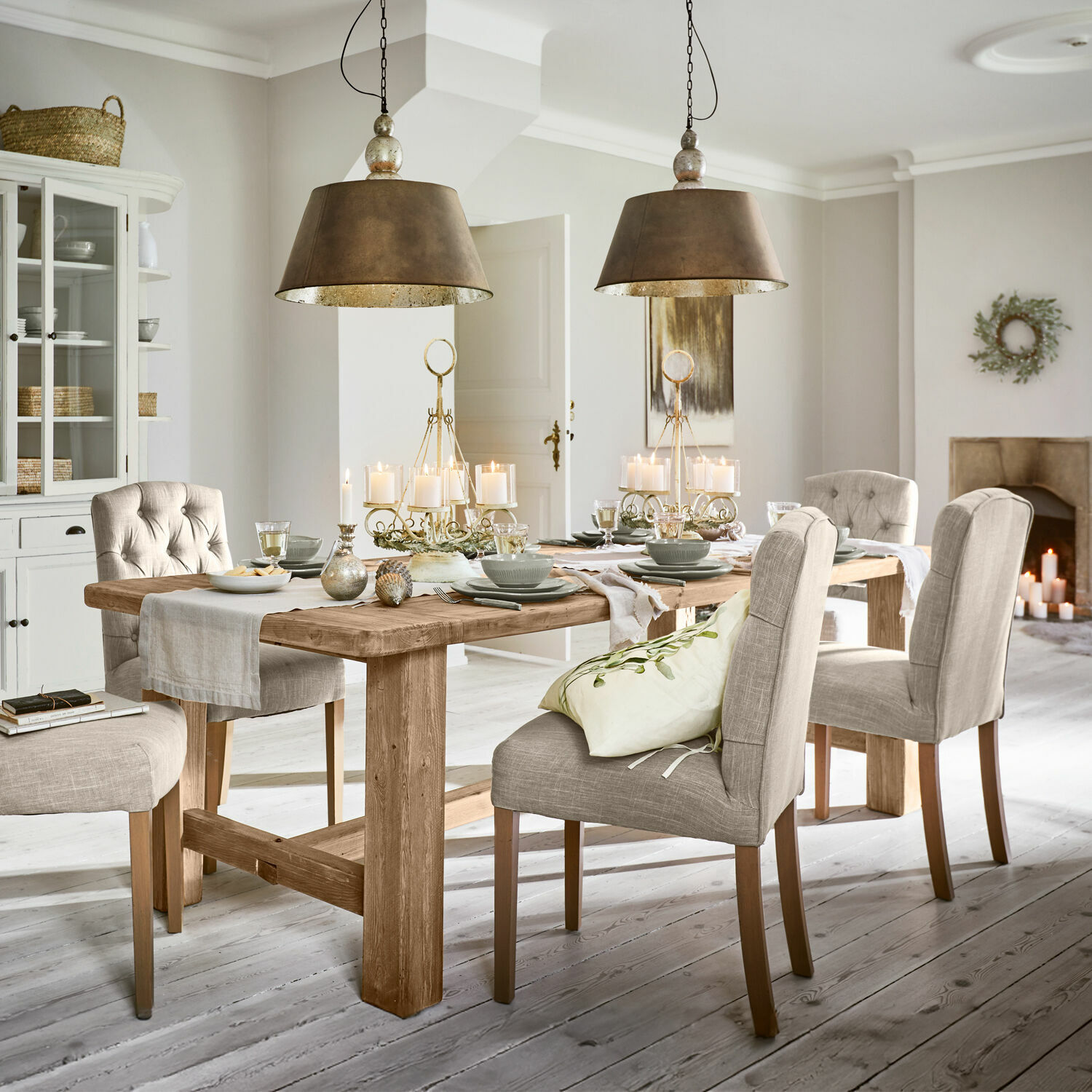 Tavolo Oteley Sala da pranzo con tavolo in legno massiccio e sedie imbottite beige in stile rustico