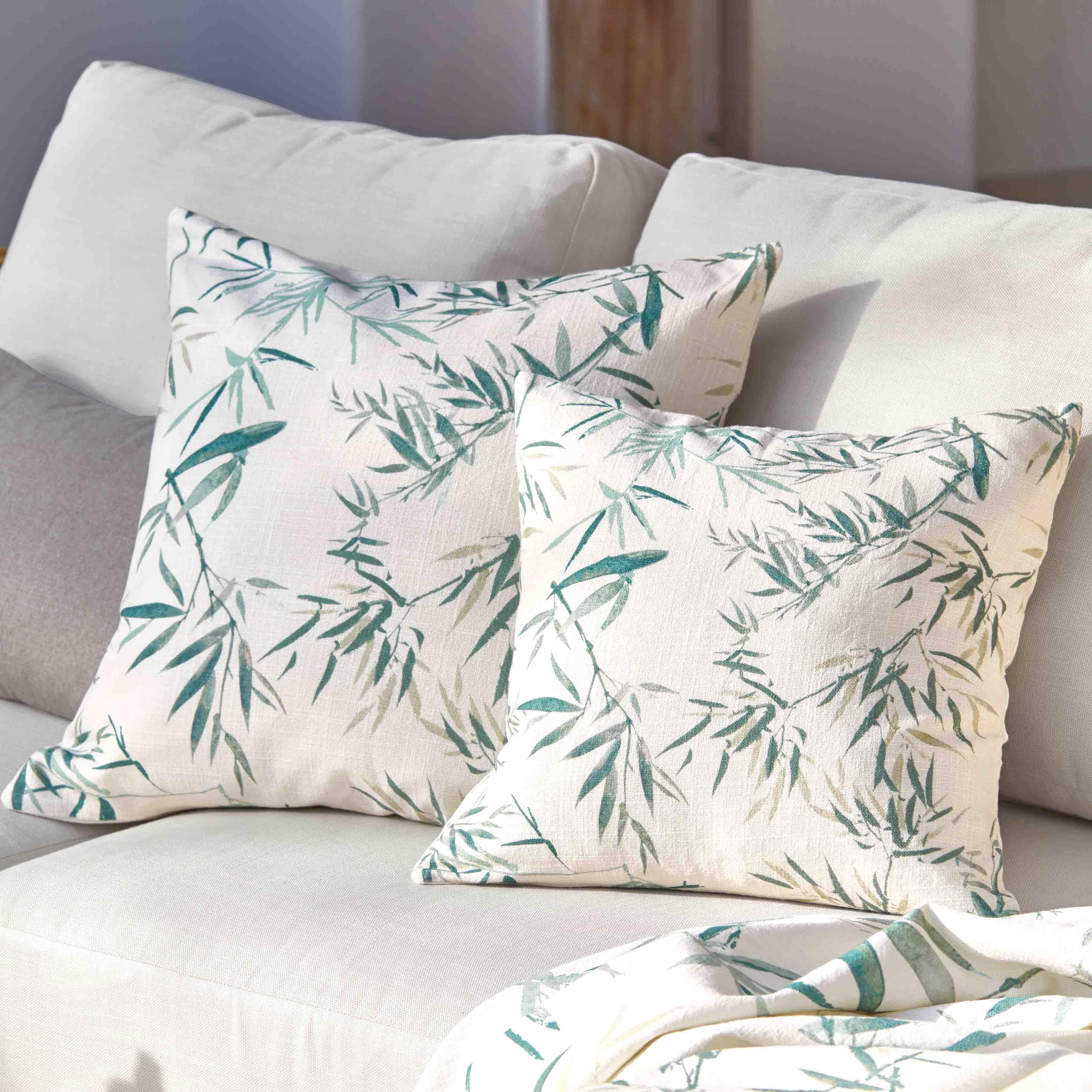 Cuscini decorativi reversibili in cotone crema con motivo foglie verdi, accessori moderni per il soggiorno